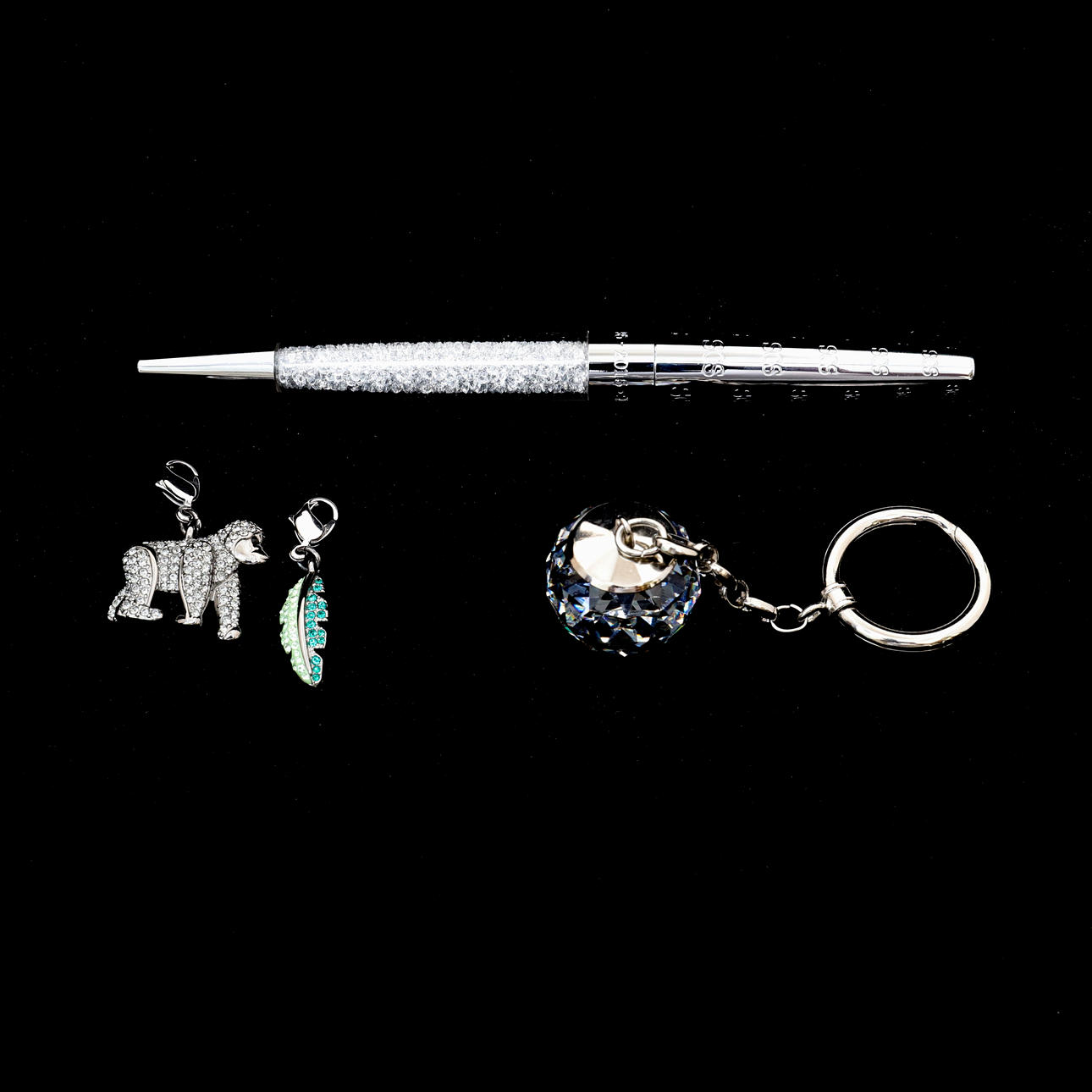 SWAROVSKI: GORILLA-CHARME-SET, SCHLÜSSELANHÄNGER & STIFT.