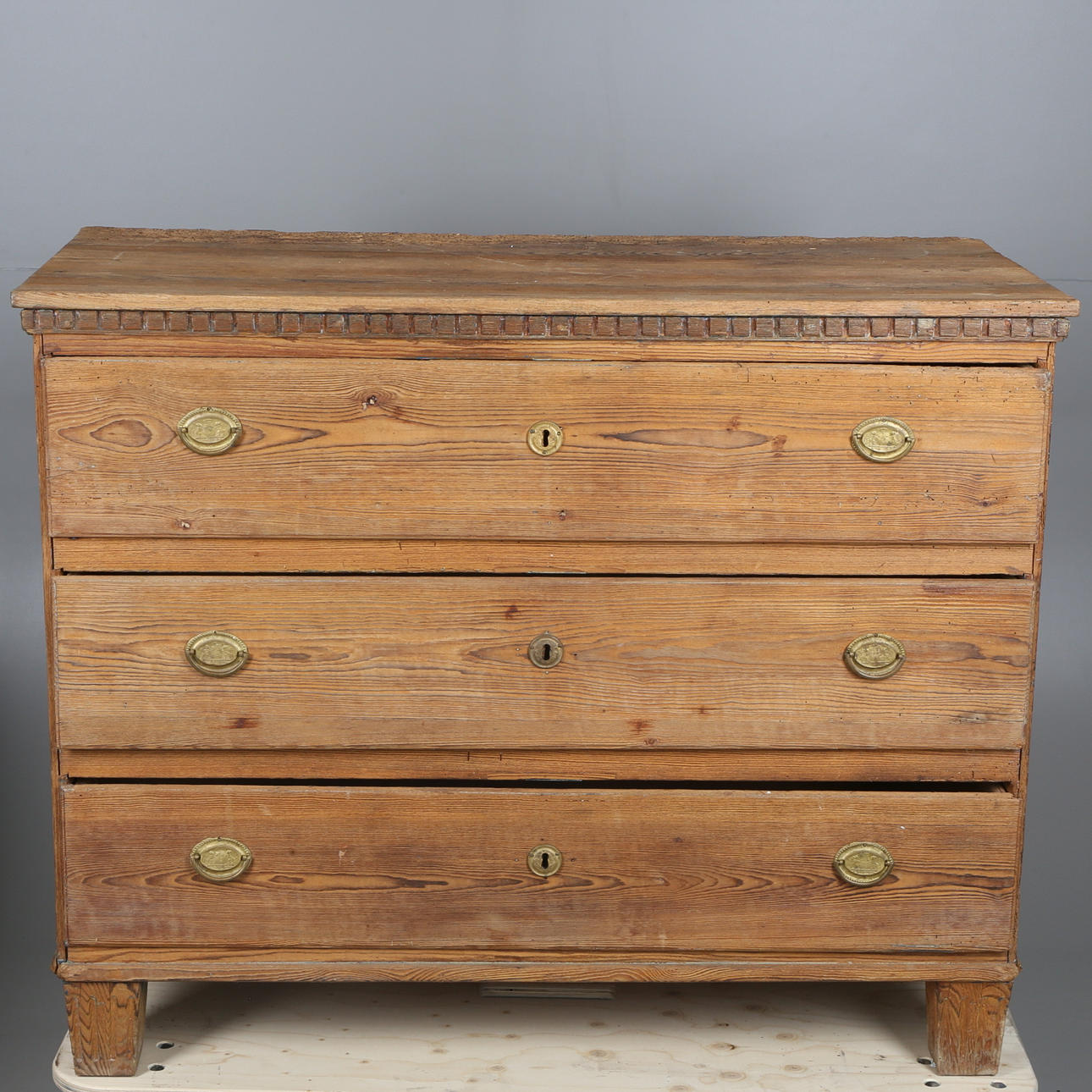 BYRÅ, furu, tidigt 1800-tal.