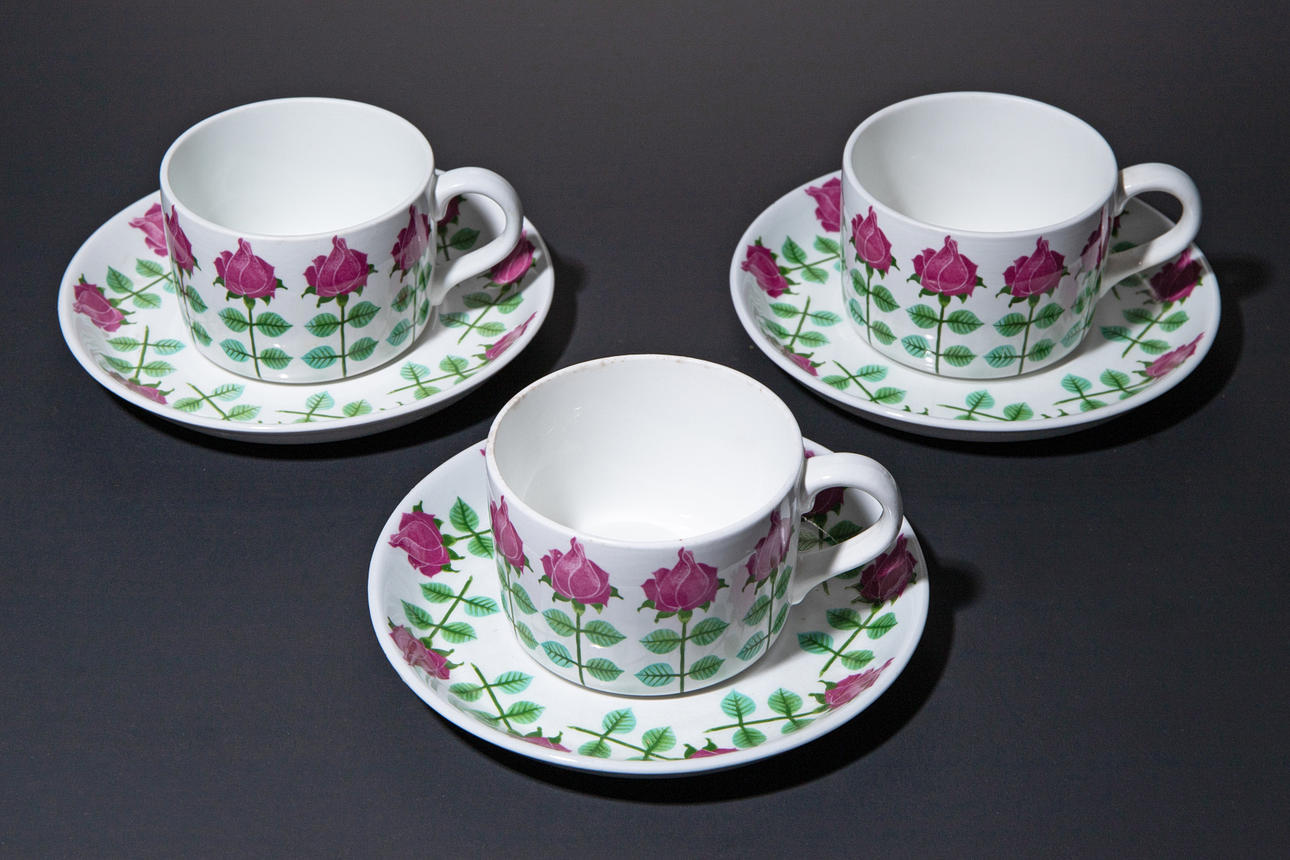 STIG LINDBERG. Pynta GustavsbergSweden (4-84).