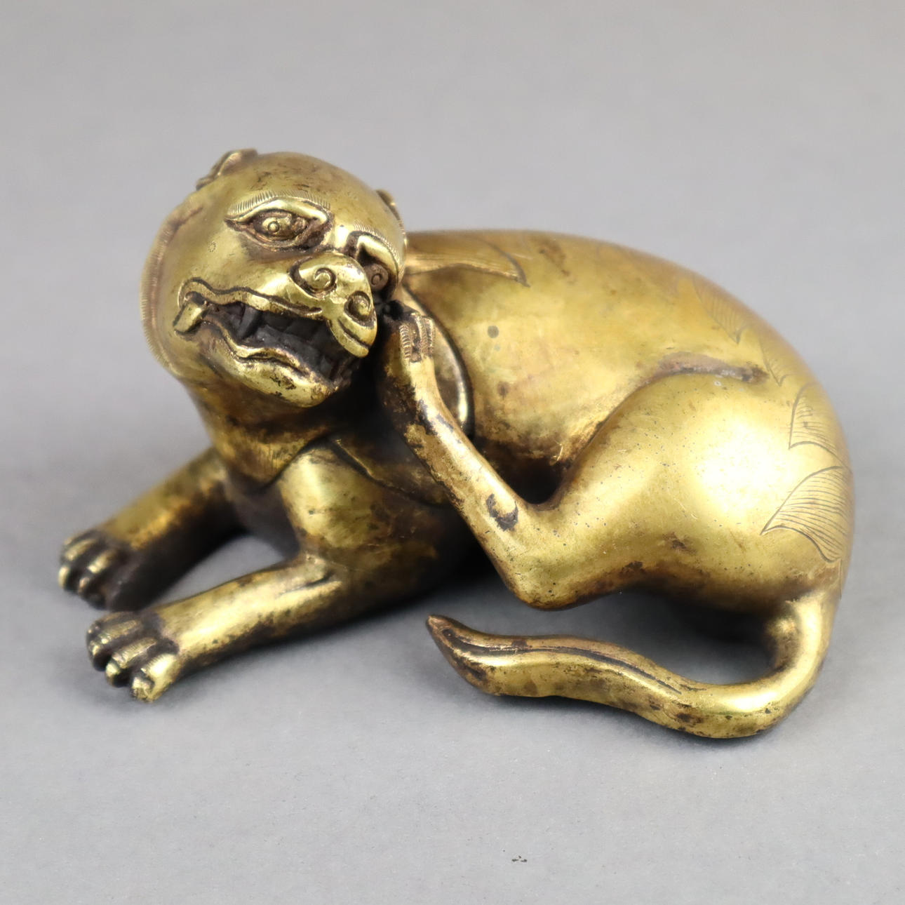 - BIXIE - China, Qing-Dynastie, Bronze-Hohlguss vergoldet. Asiatika ...