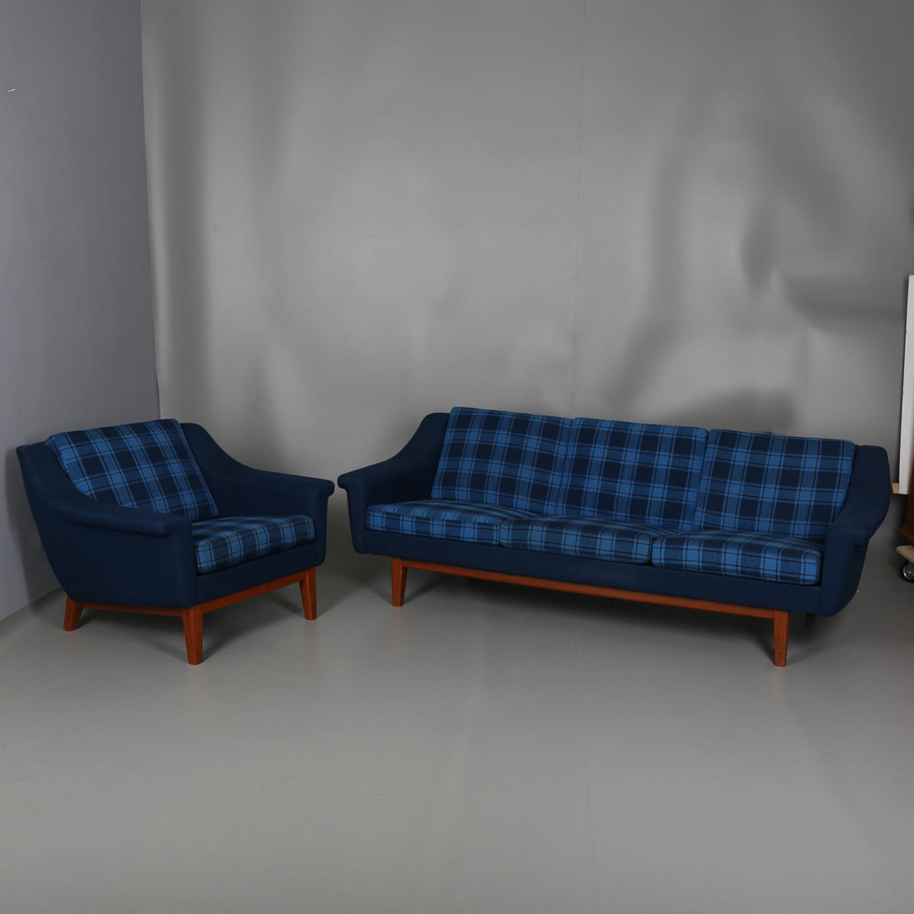 SOFFA OCH FÅTÖLJ rutig tygklädsel stomme i teak, 1960/70-tal.