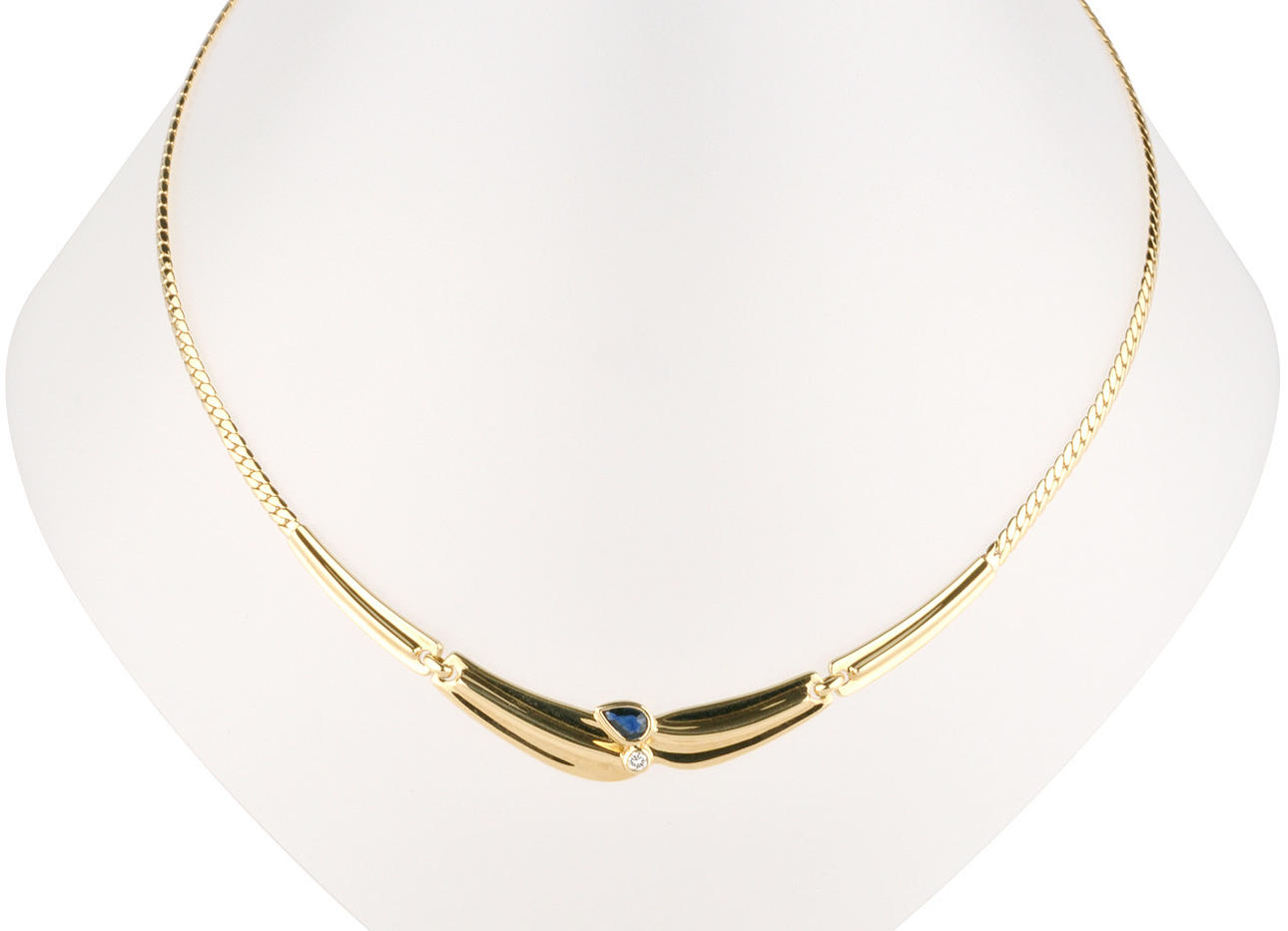 COLLIER med safirdroppar och briljant 0.05 ct, 585 gult guld, ca. 15,5 g.