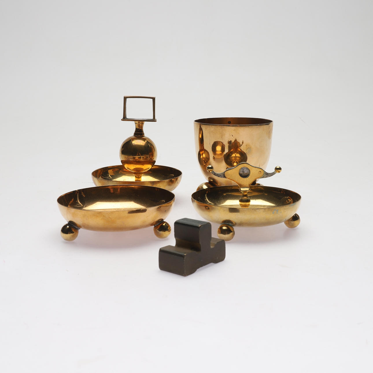 OBJETOS DE LATÓN, 5 partes, Gusum.