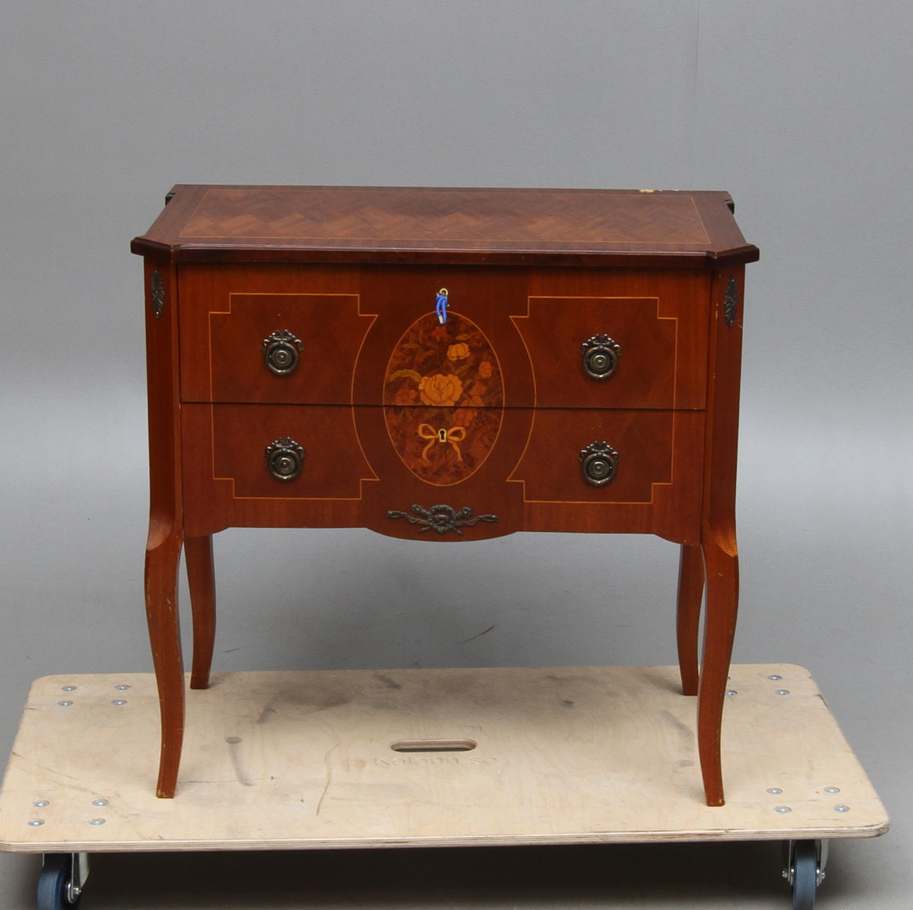 BYRÅ, Louis XVI-stil, 1900-tal.