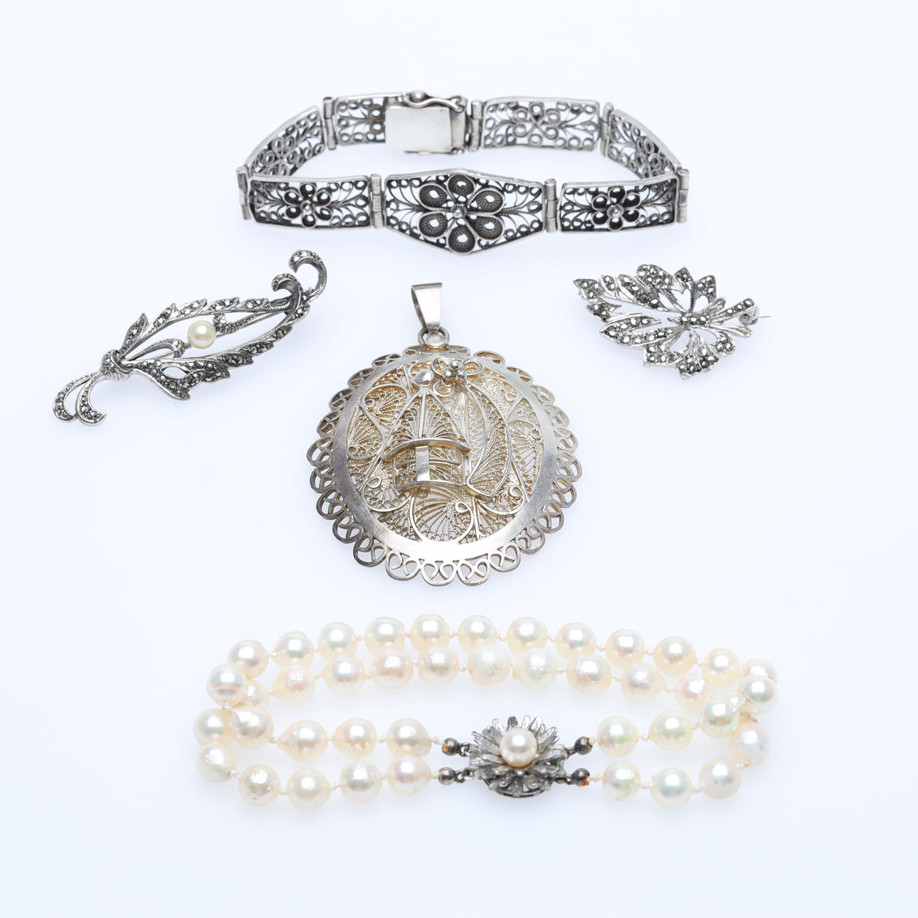 SCHMUCK, 5 Stück, Silber und Muschelperlen.