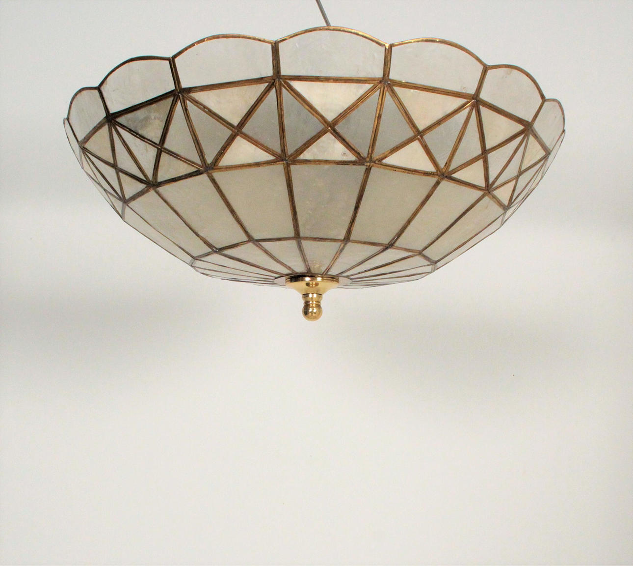 Lámpara de techo de nácar.