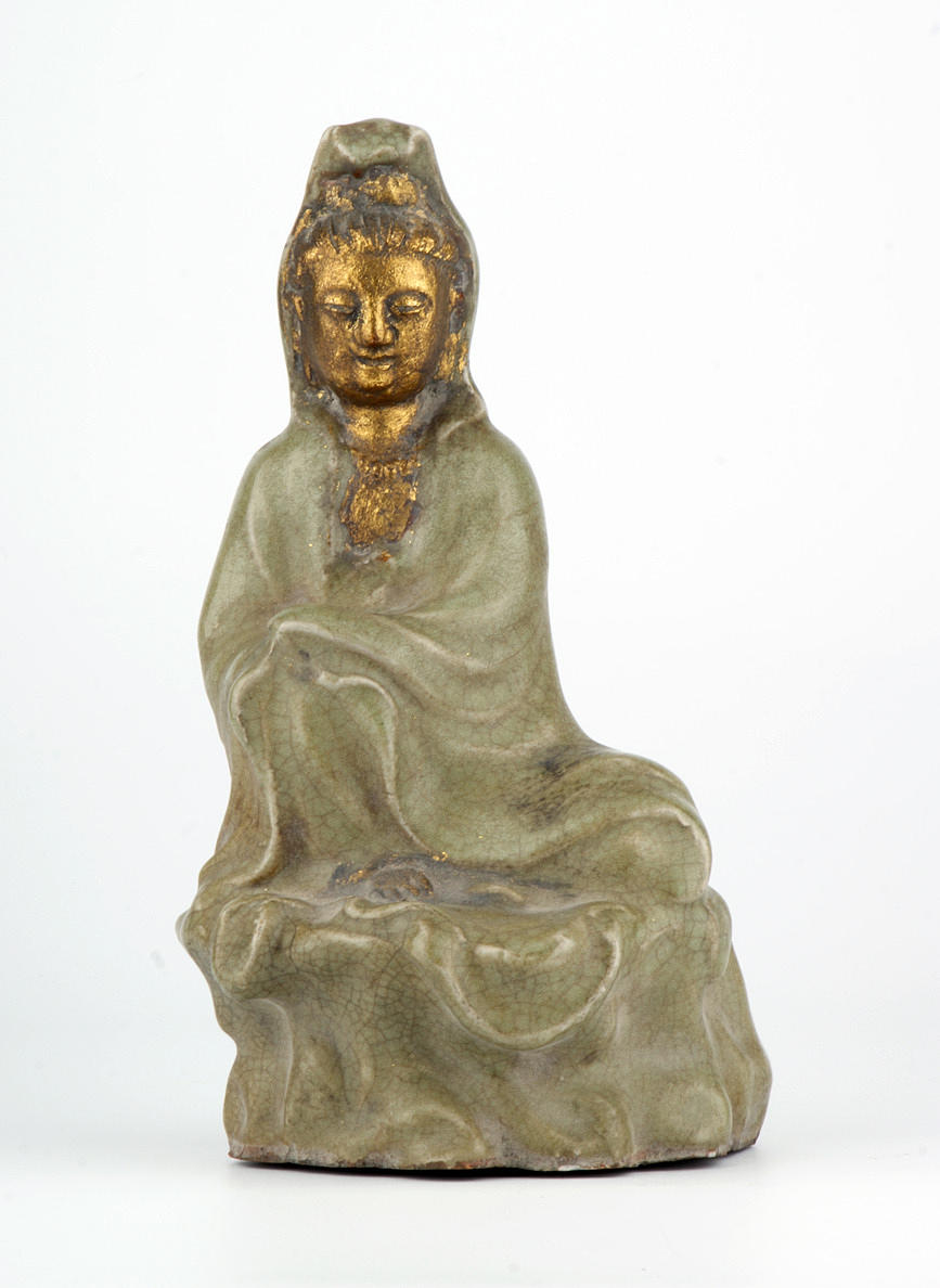”BUDDHA FIGUR, FÖRMODLIGEN GUANYIN.” Troligen stengods med knäckt celadonglasyr.
