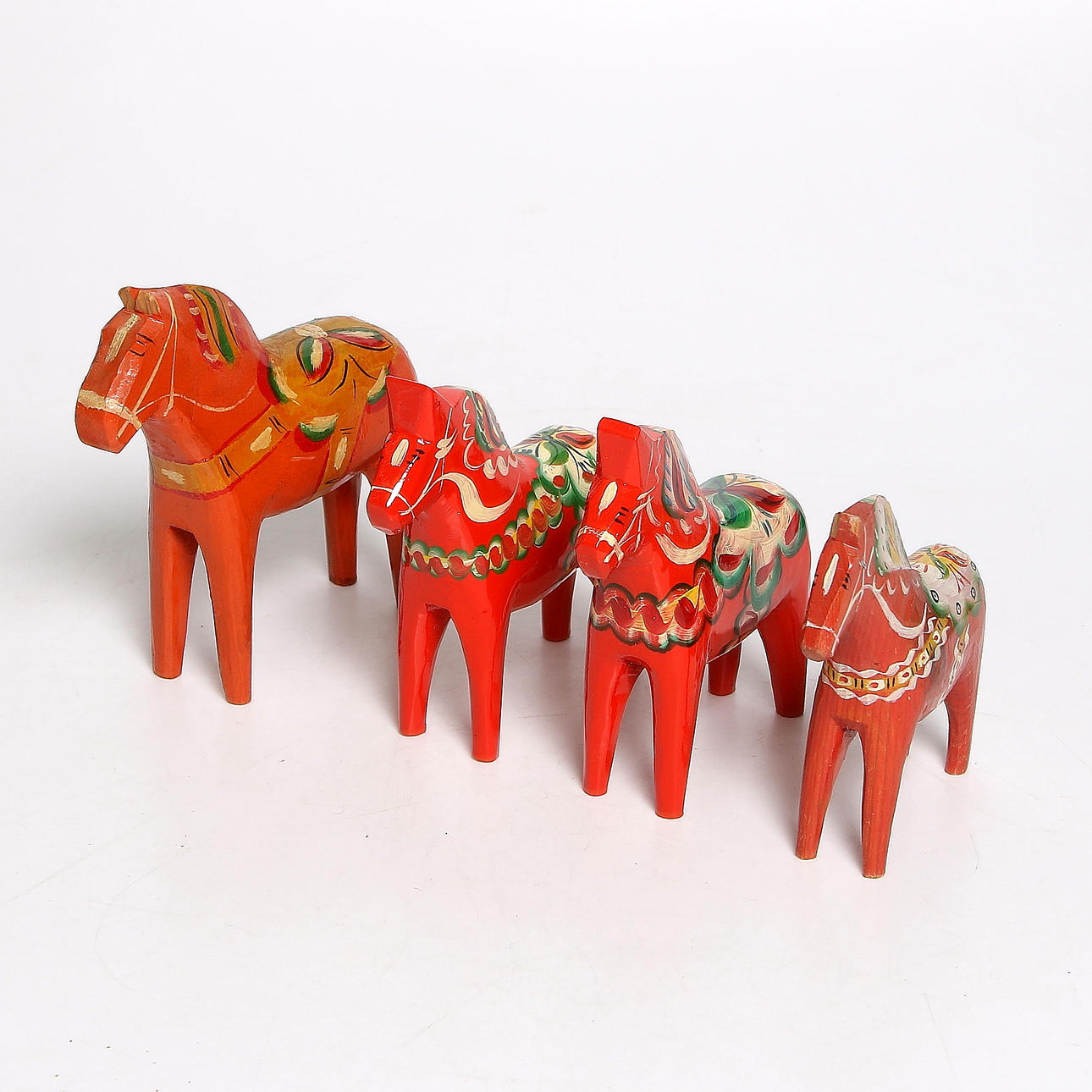 DALAHÄSTAR, 4 st, bemålat trä. 1900-tal.