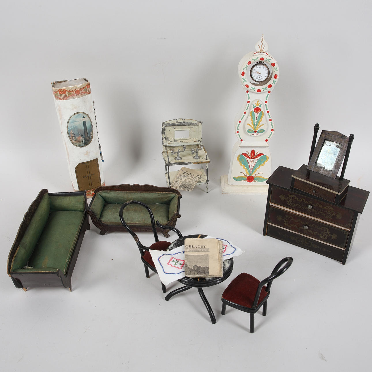 DOCKHUSMÖBLER, 16 delar, trä & metall.