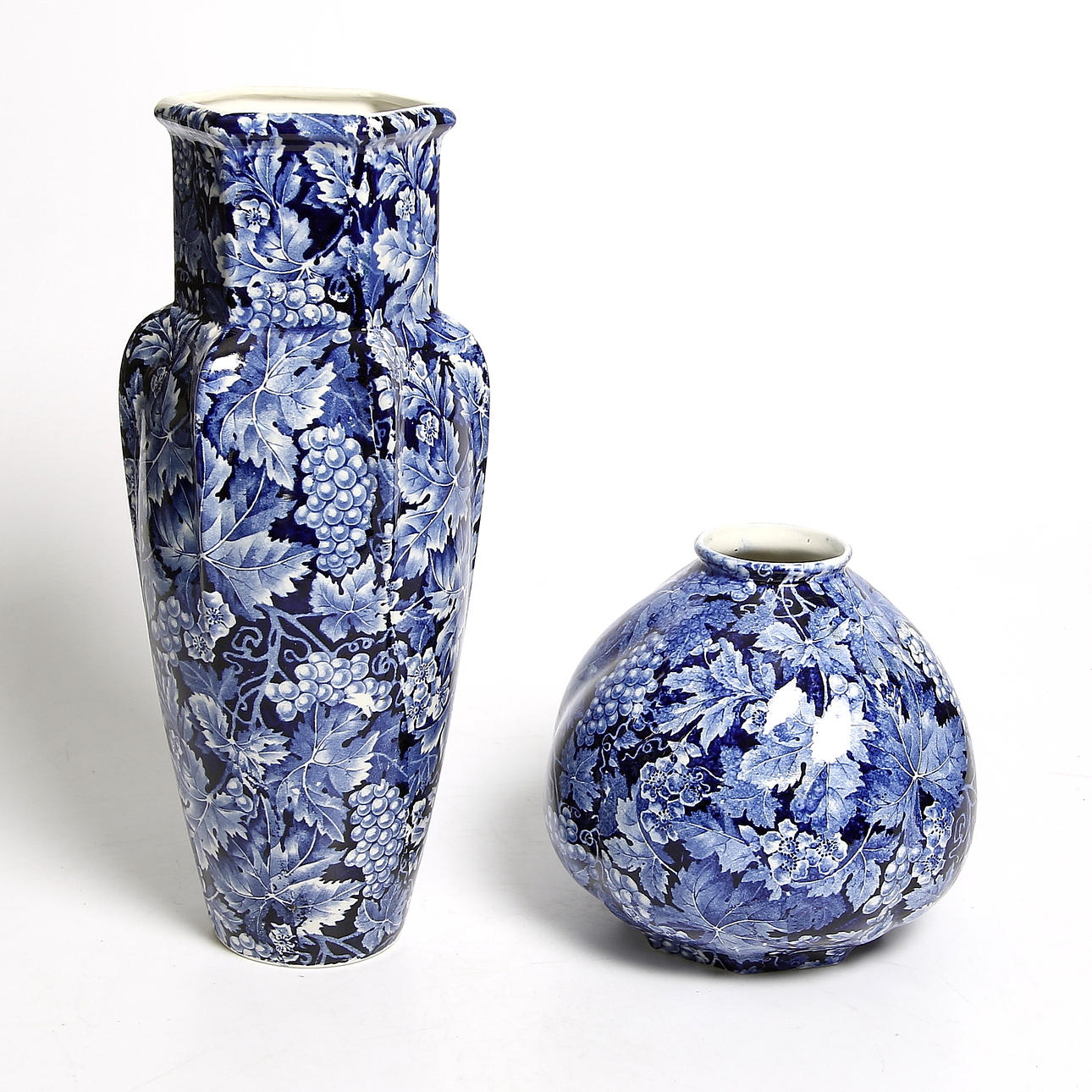 VASER, 2 st, flintgods, "Druva", Rörstrand, sekelskiftet 18/1900.