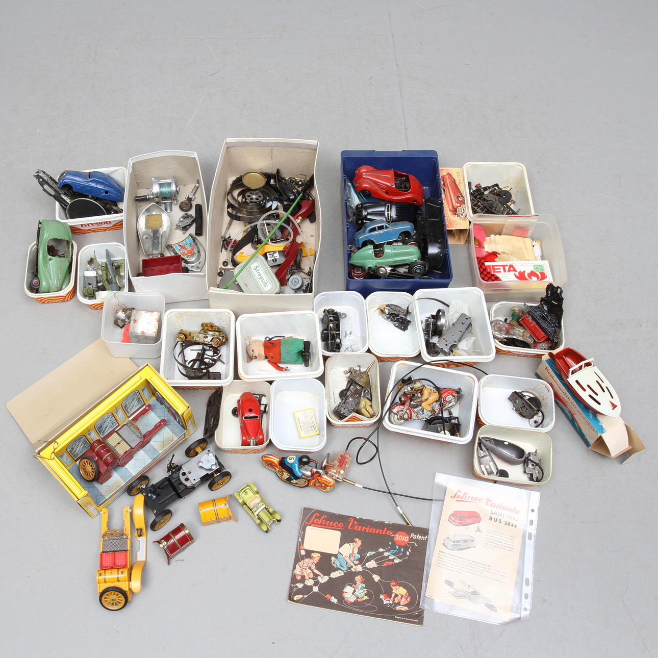 RESERVDELAR mest till SCHUCO. Bland annat släpvagn Carreto 5330.