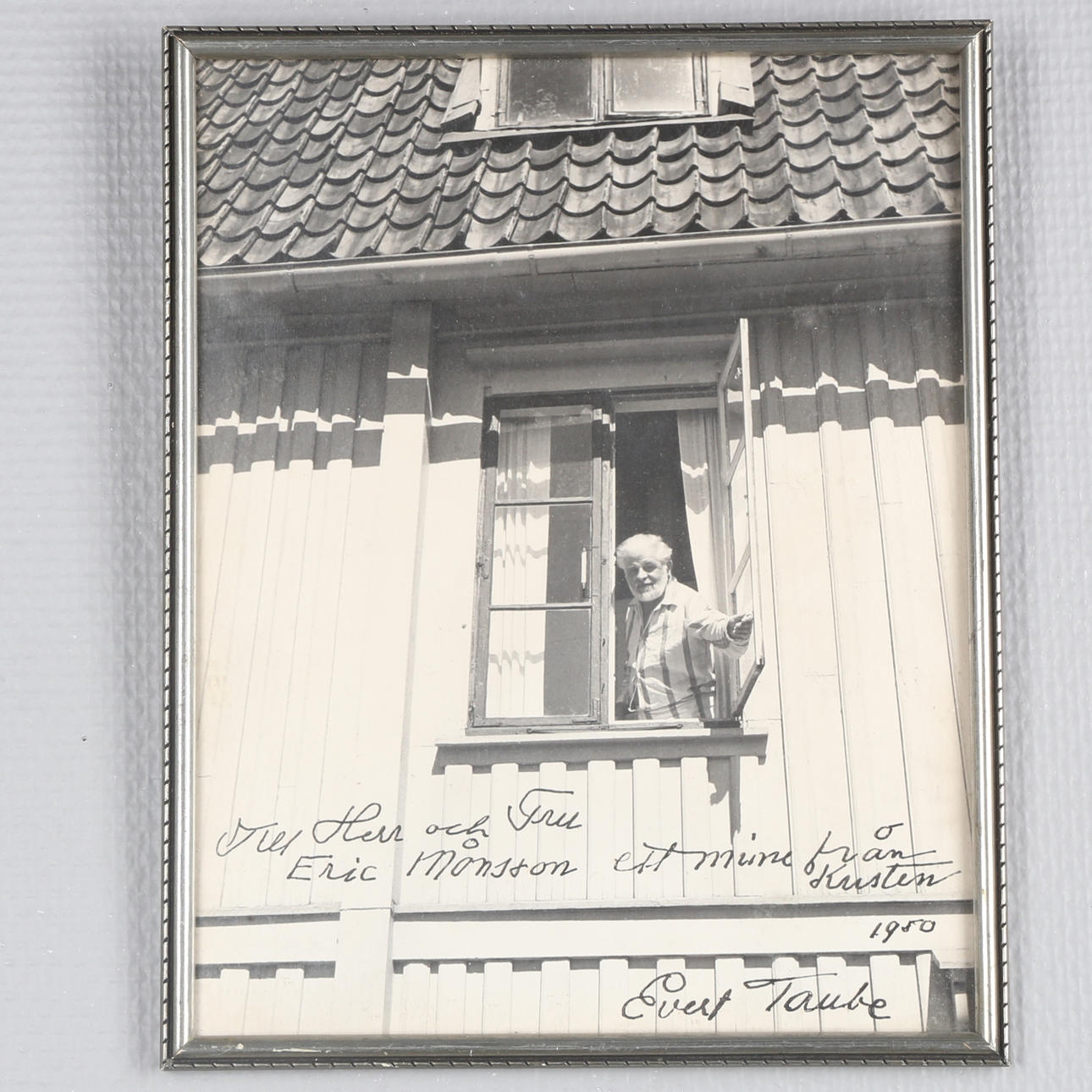 FOTOGRAFI, föreställande Evert Taube, signerat av Taube.