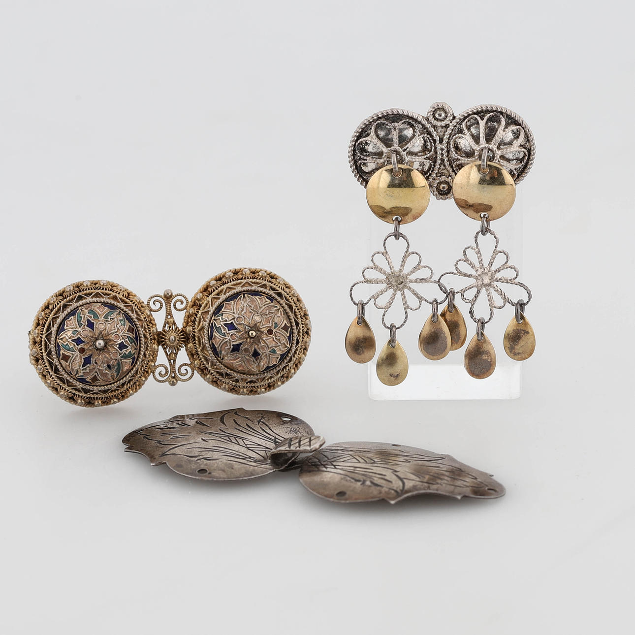 DRÄKTBROSCHER, 2 st, silver, emalj, spänne, Norge.