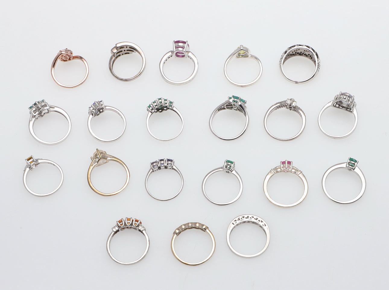 TWENTY SILVER AND GEM SET RINGS. Jewellery & Gemstones - Rings - Auctionet