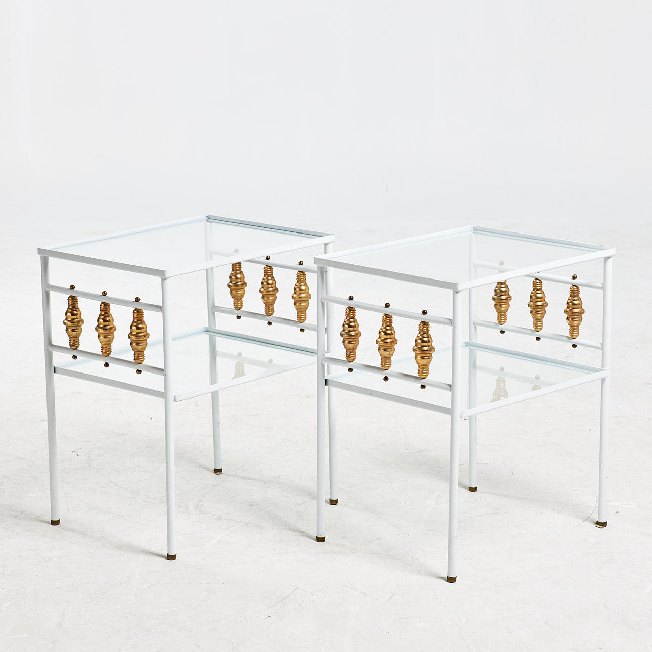 SÄNGBORD, 1 par, samtida, stomme i plåt.