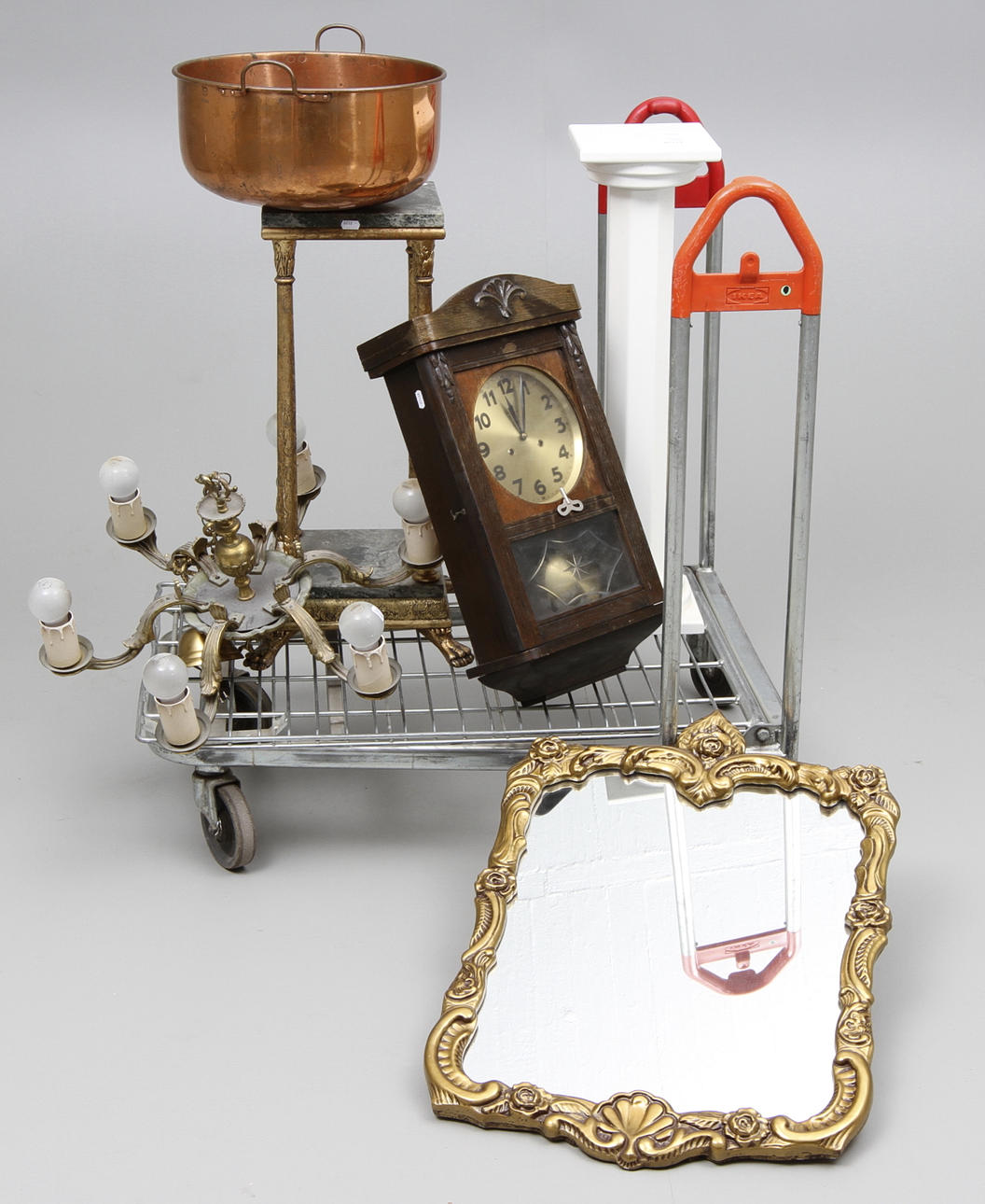 PIEDESTALER, SPEGEL, TAKLAMPA, VÄGGUR M.M, totalt 6 delar.