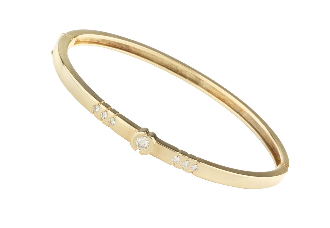 ARMRING med 7 diamanter ca. 0.30 ct 585 gult guld, ca. 16,5 g.