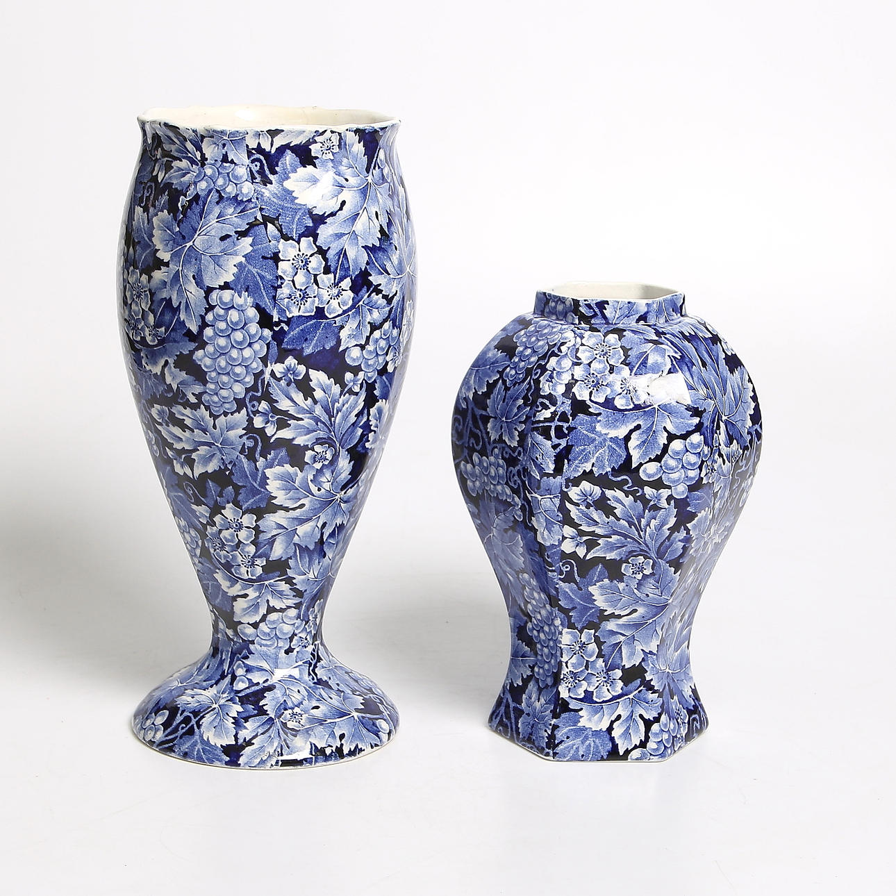 VASER, 2 st, flintgods, "Druva", Rörstrand, sekelskiftet 18/1900.