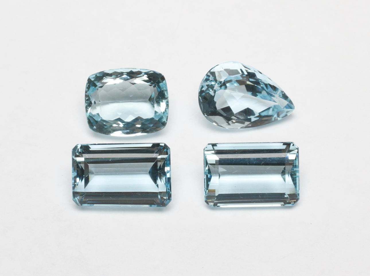 AKVAMARINER, 4 st. Kudd- dropp- och smaragdslipade. 21.94 ct. Oinfattade.