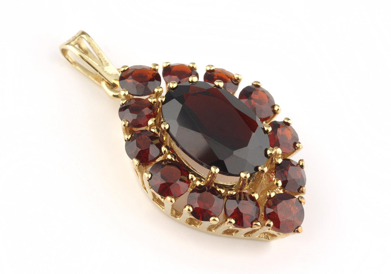 GRANATHÄNGE, 333 gult guld, ca. 3,4 g.