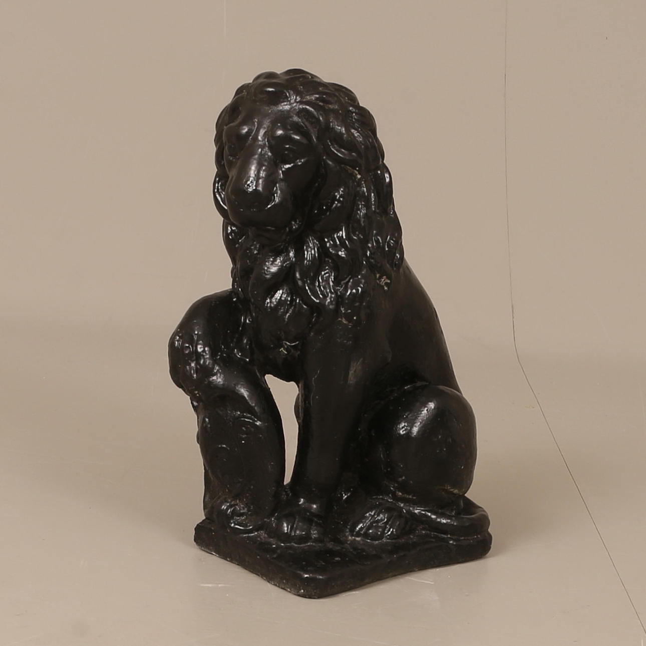 TRÄDGÅRDSSKULPTUR, sten, lejon.