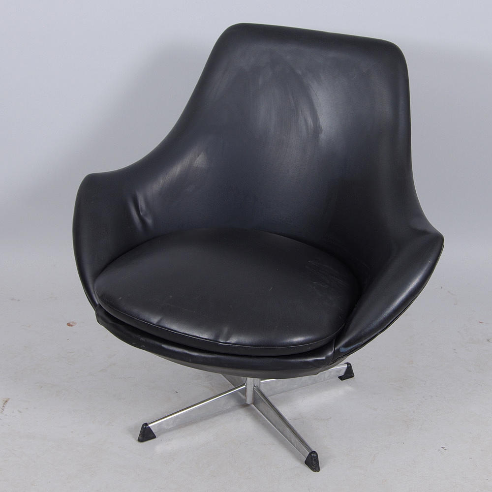 SNURRFÅTÖLJ, svart konstskinn.