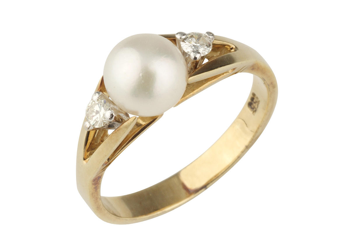 PÄRLRING med 2 briljantslipade diamanter ca. 0.10 ct 585 gult guld, ca. 3,1 g.