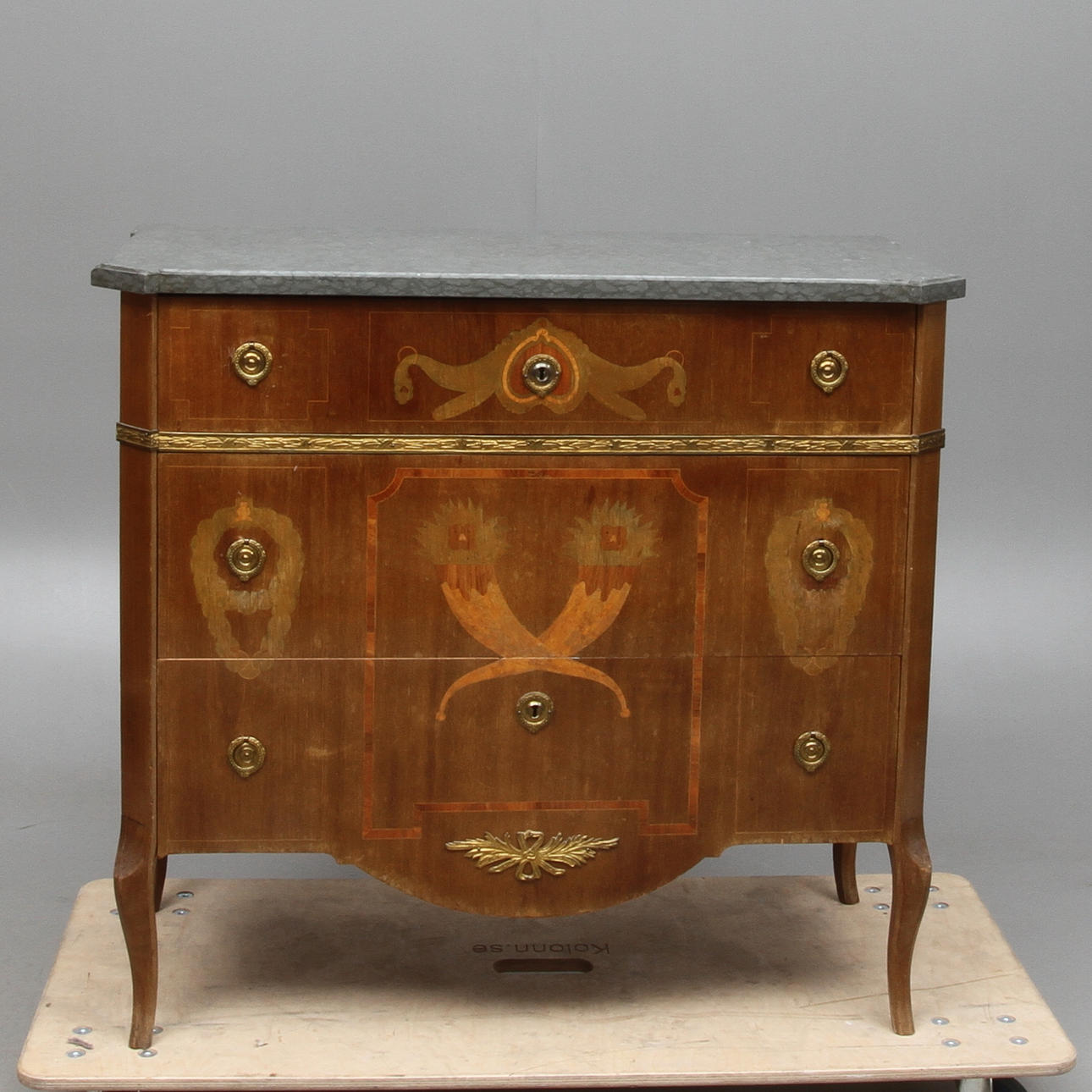 BYRÅ, med stenskiva, gustaviansk stil, 1900-talets första hälft.