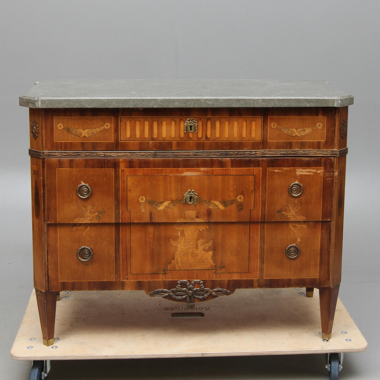 BYRÅ, med stenskiva, gustaviansk stil, 1900-talets första hälft.