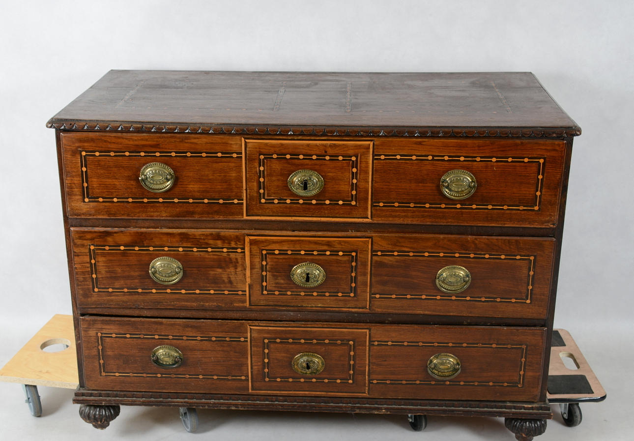 BYRÅ, 3 lådig, med intarsia, gustaviansk, 1700-tal.