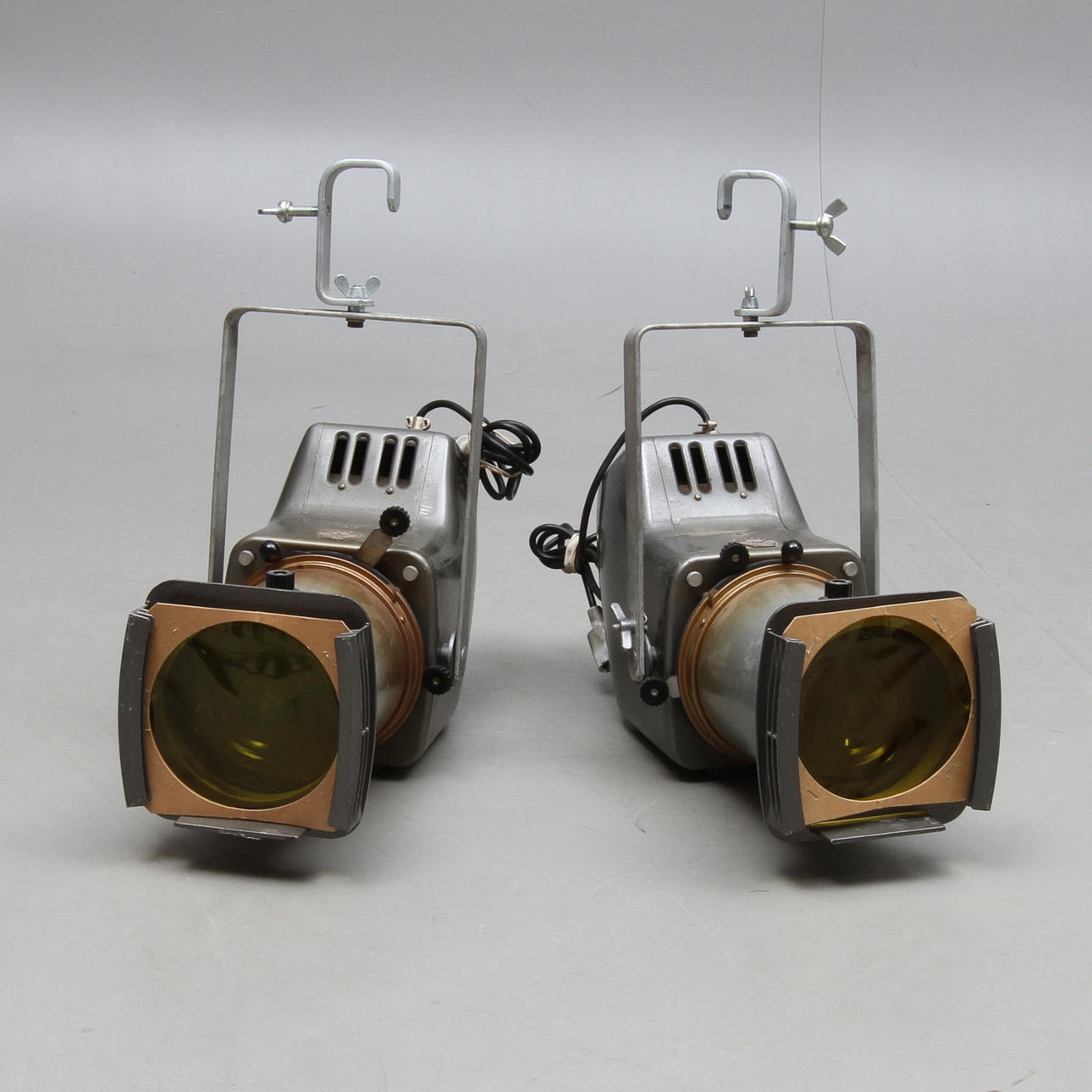 STRÅLKASTARE, 2 st, Strand Electric, omkring 1900-talets mitt.