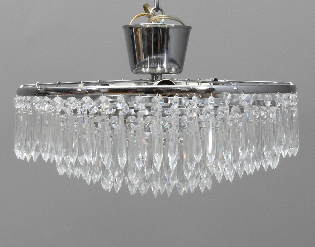 TAKLAMPA, behängd med prismor, 1900-tal.