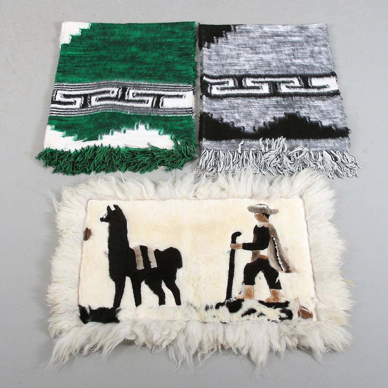 PONCHO samt SKINN, 3 st, alpacka, Ecuador. 1970-tal.