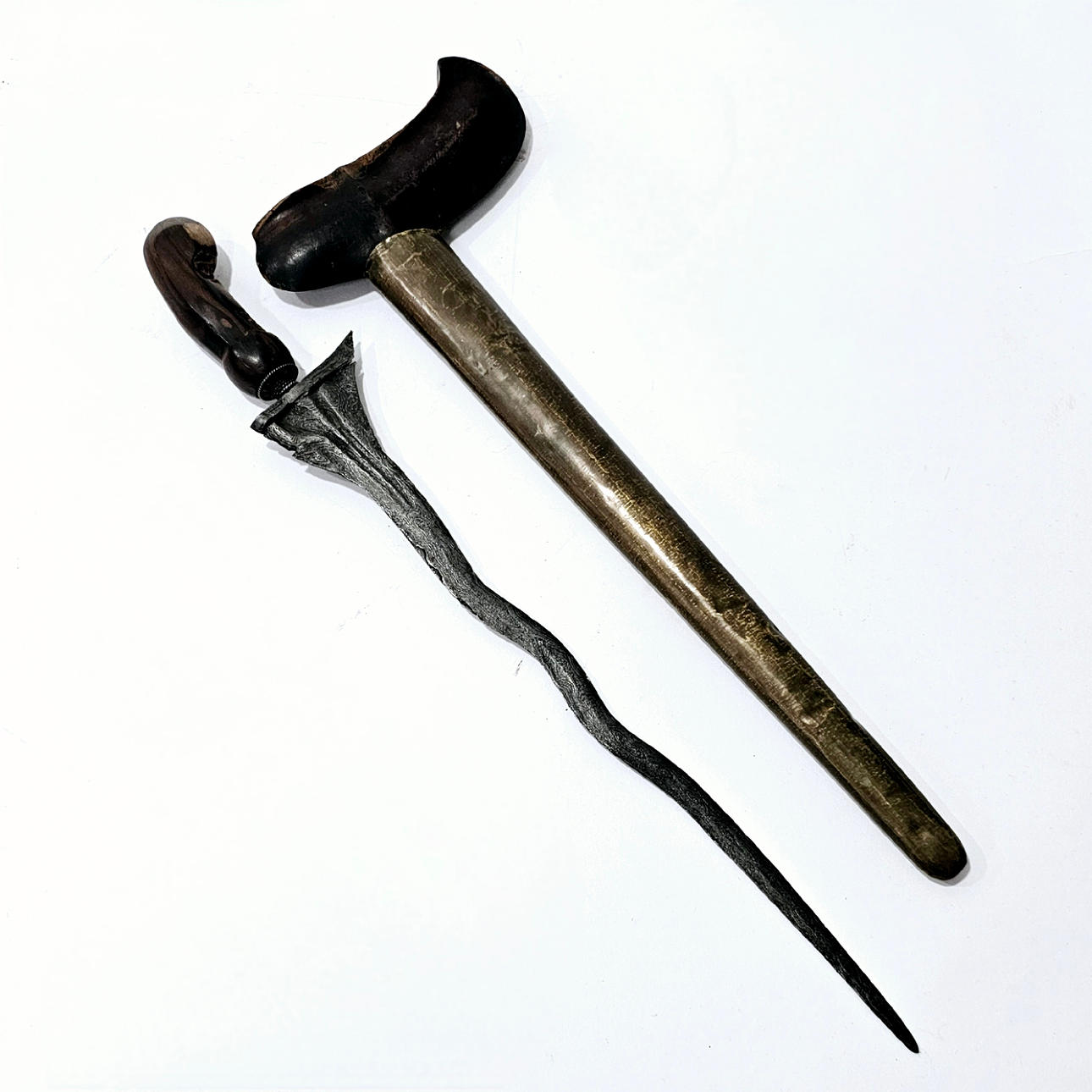 KRIS MALAYO I STÅL MED TRÄHANDTAG.