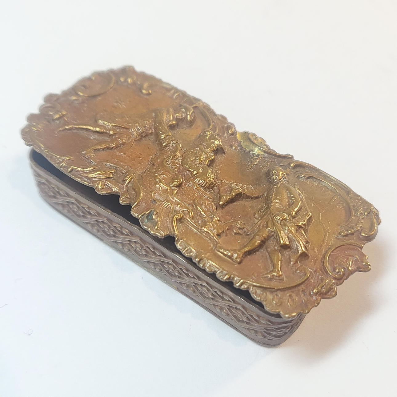 SNUFF BOX IN EMBOSSED BRASS. FIRST THIRD XX CENTURY.