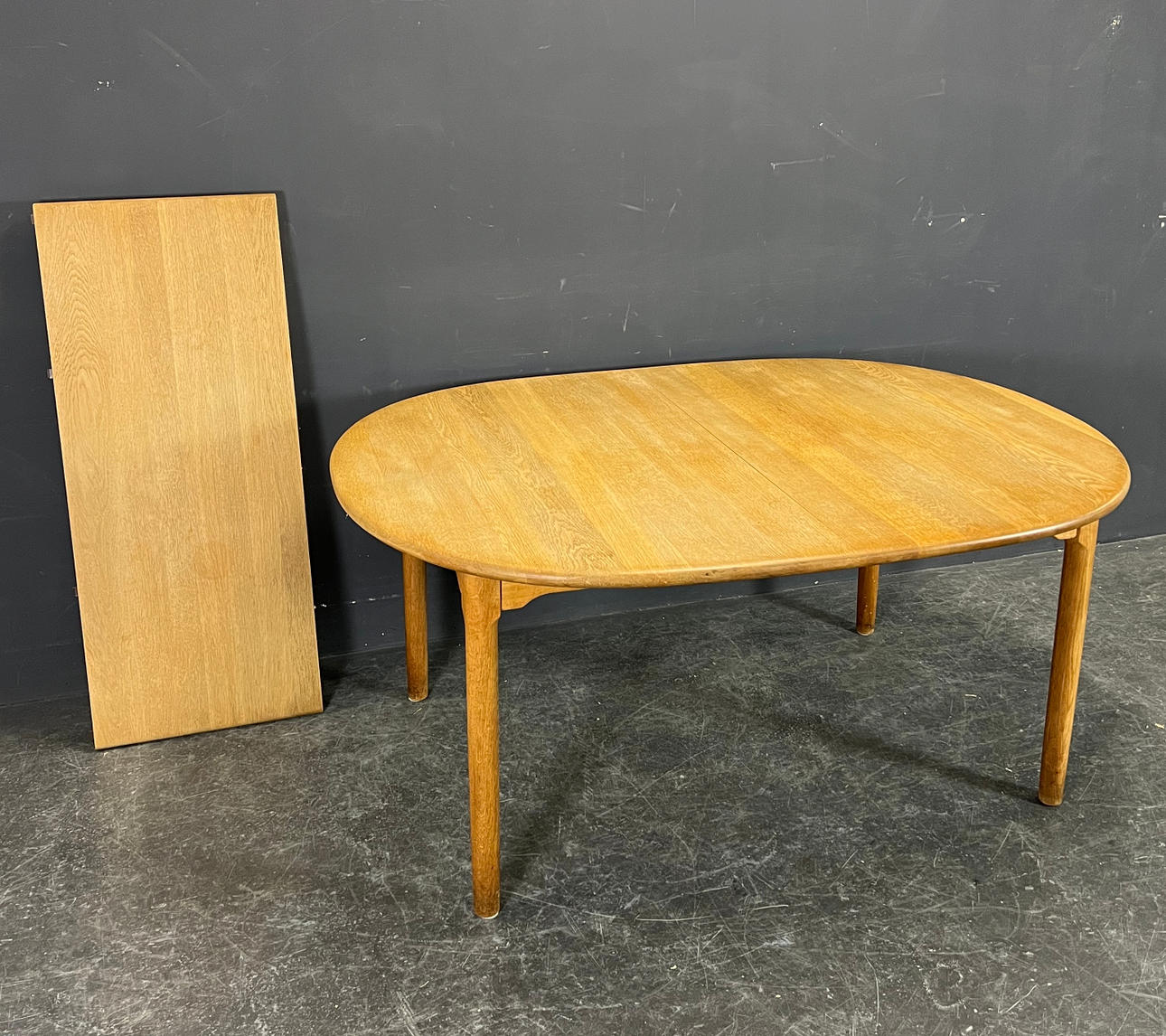 KURT ØSTERVIG. SPISEBORD.