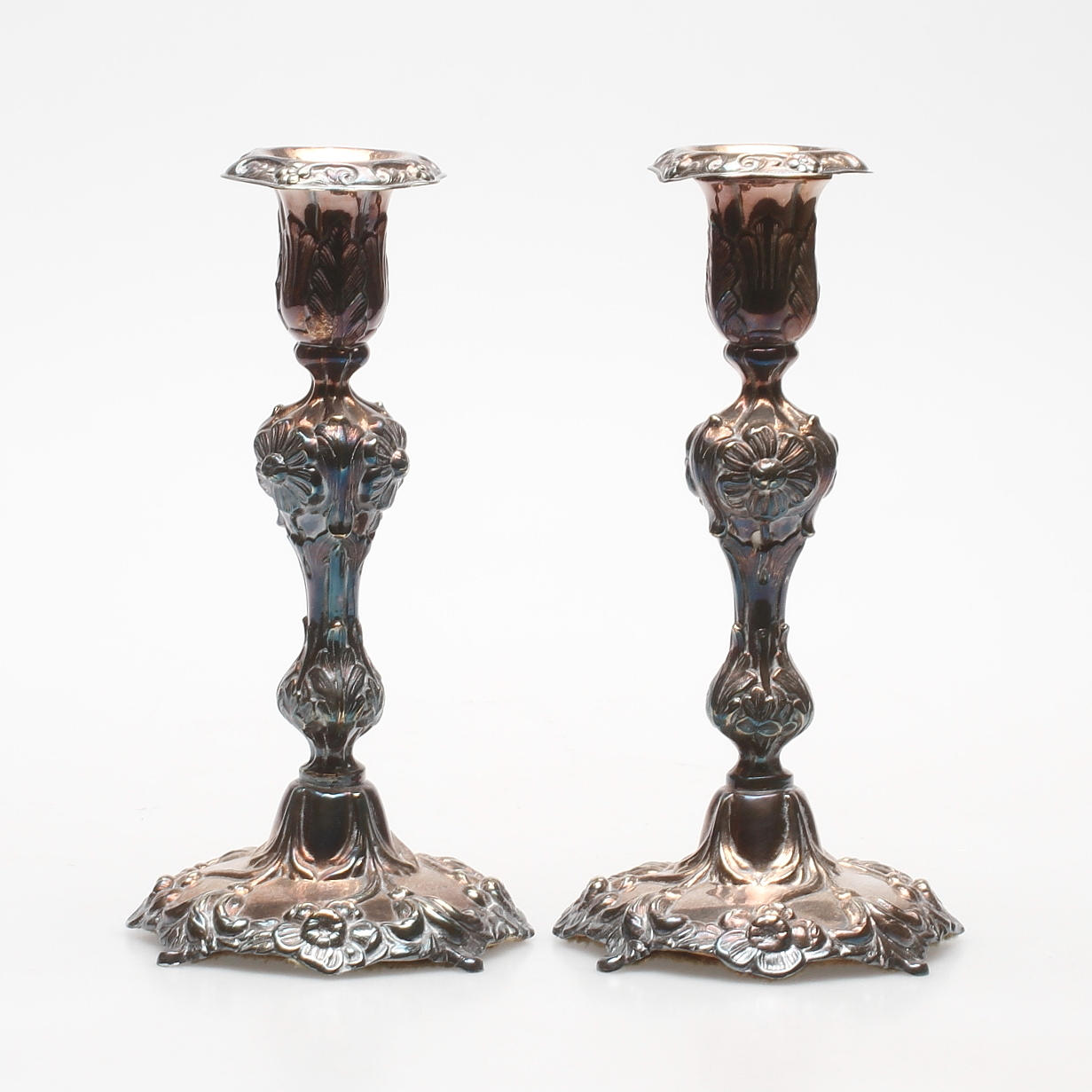 LJUSSTAKAR. Ett par, nysilver, nyrokoko, sent 1800-tal.