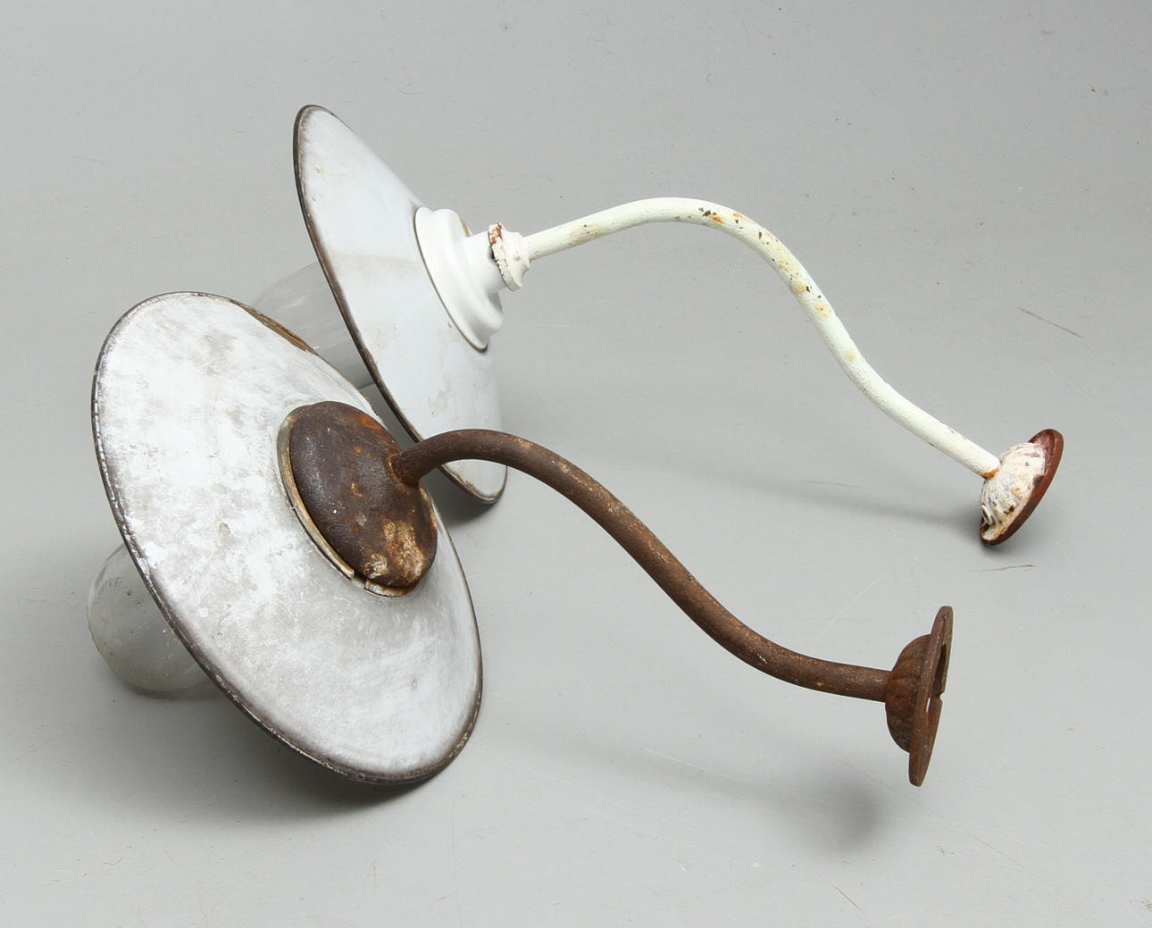 STALLLAMPEN, 2 Stück, 1900er Jahre.