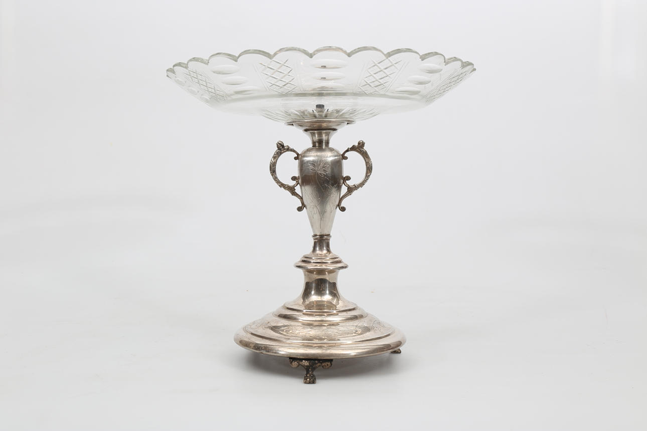 BORDSUPPSATS, glasfat och nysilverfot, 1900-talets första hälft.