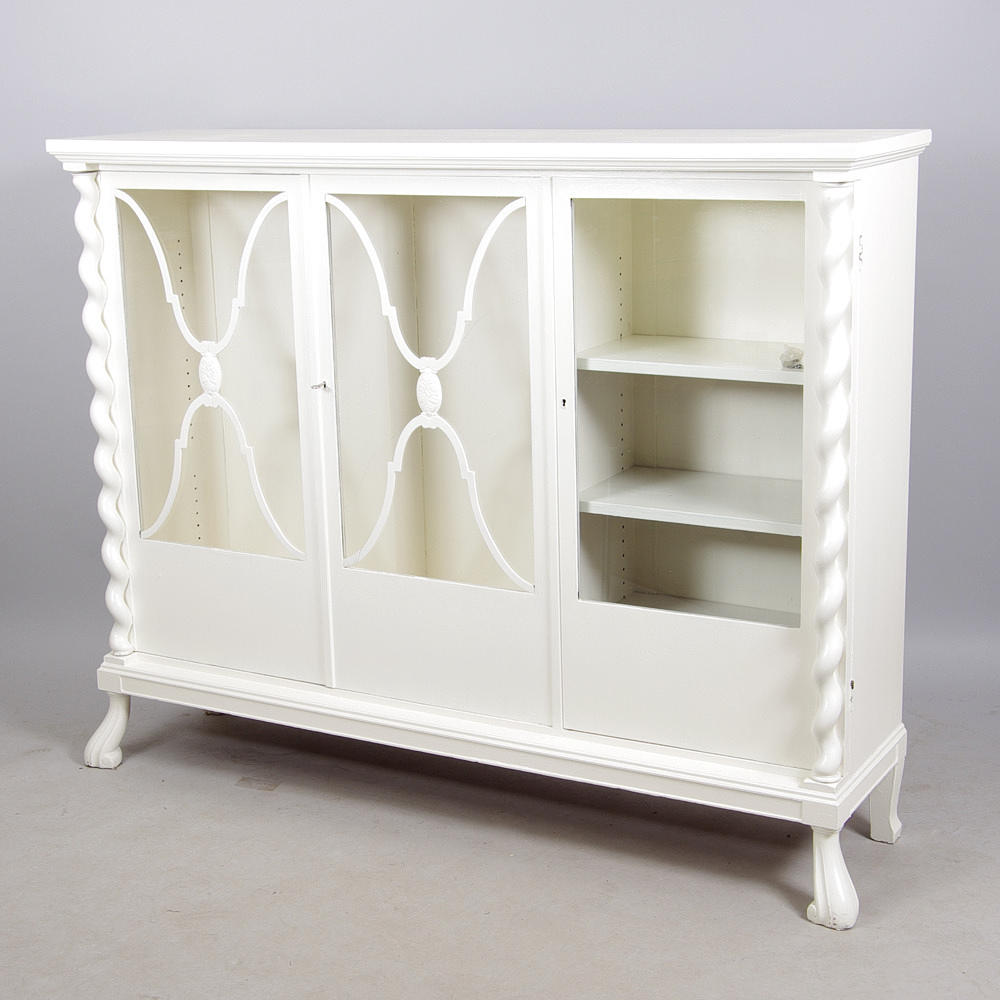 BOKSKÅP, vitmålat, barockstil, 1900-talets första hälft.