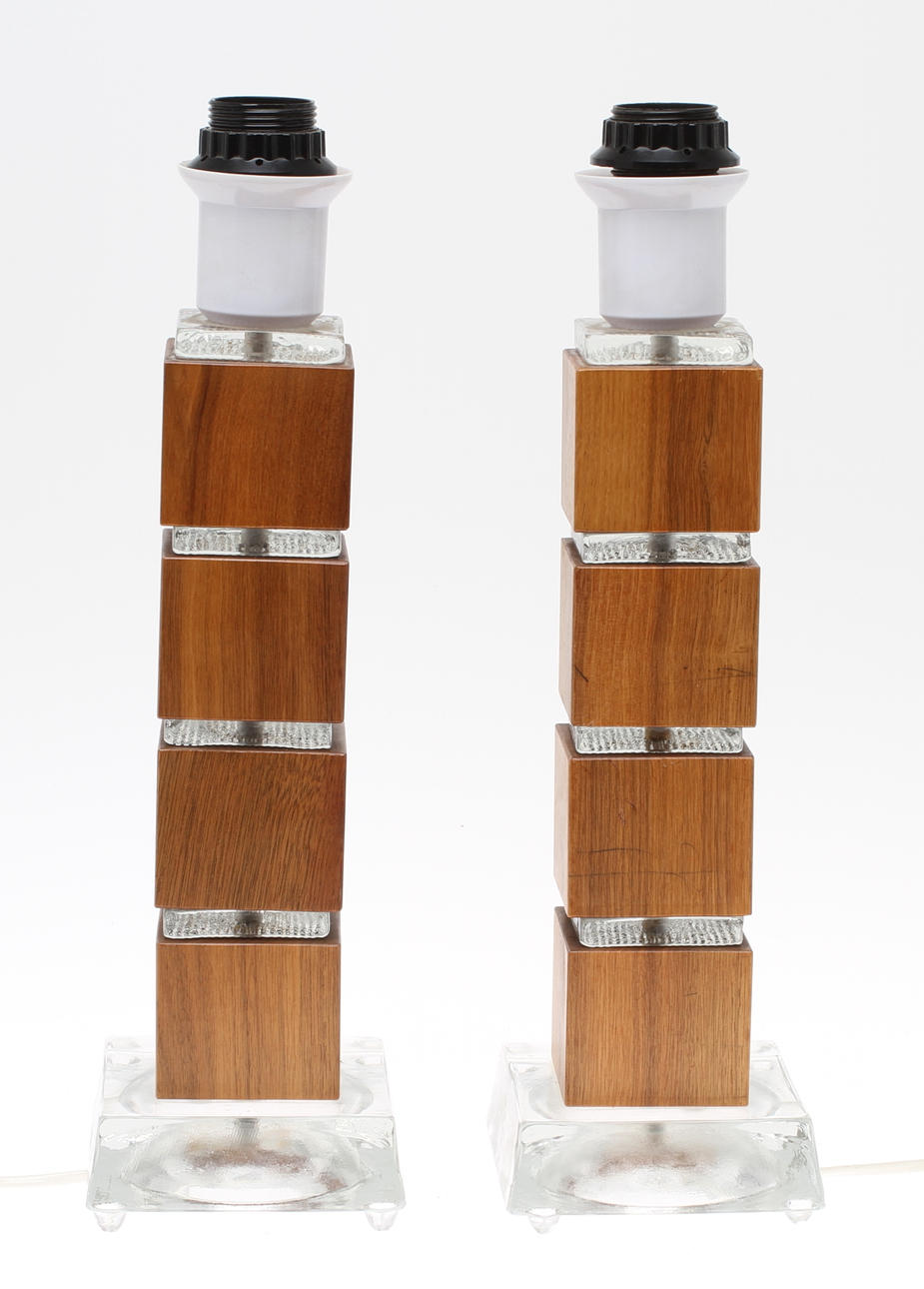 BORDSLAMPOR, 1 par, trä och glas, 1900-tal.