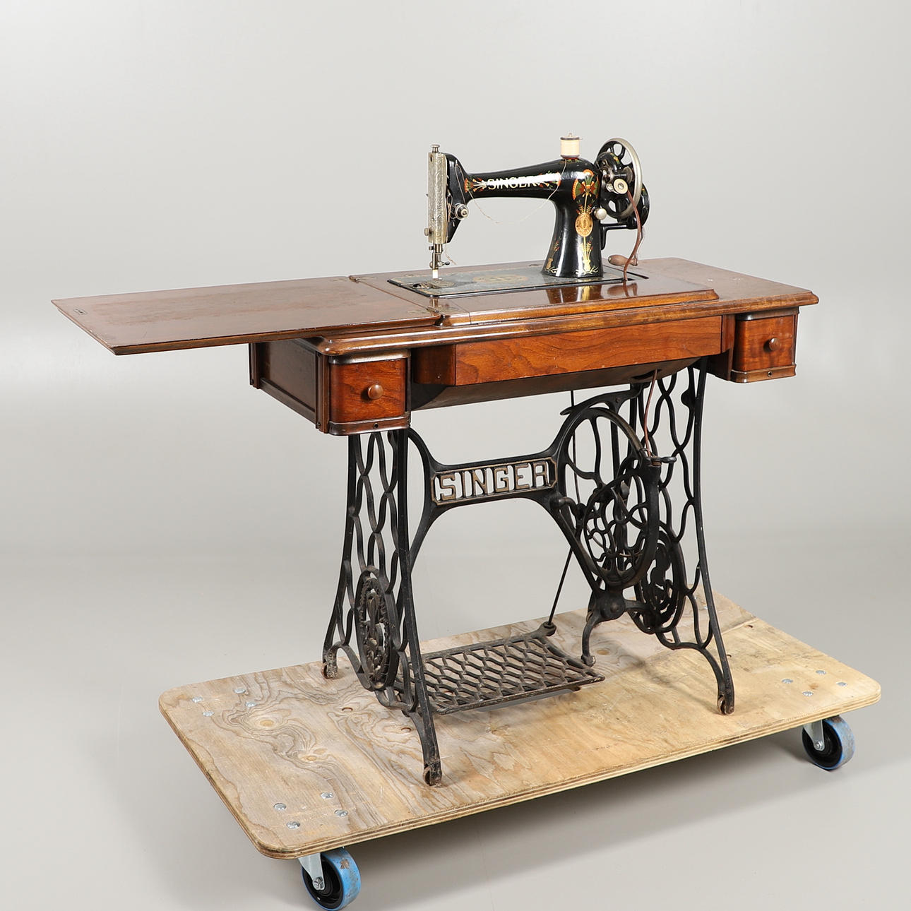 EN SÅNGERSYMASKIN PÅ STATIV.