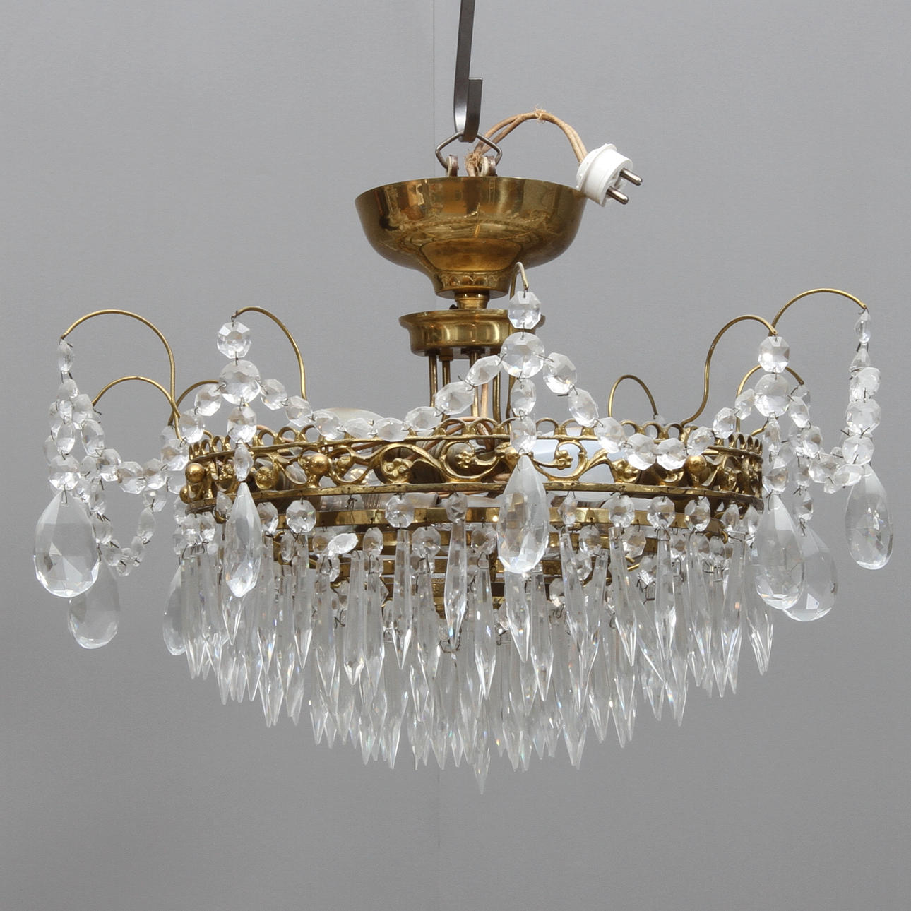 TAKLAMPA, behängd med prismor, 1900-tal.