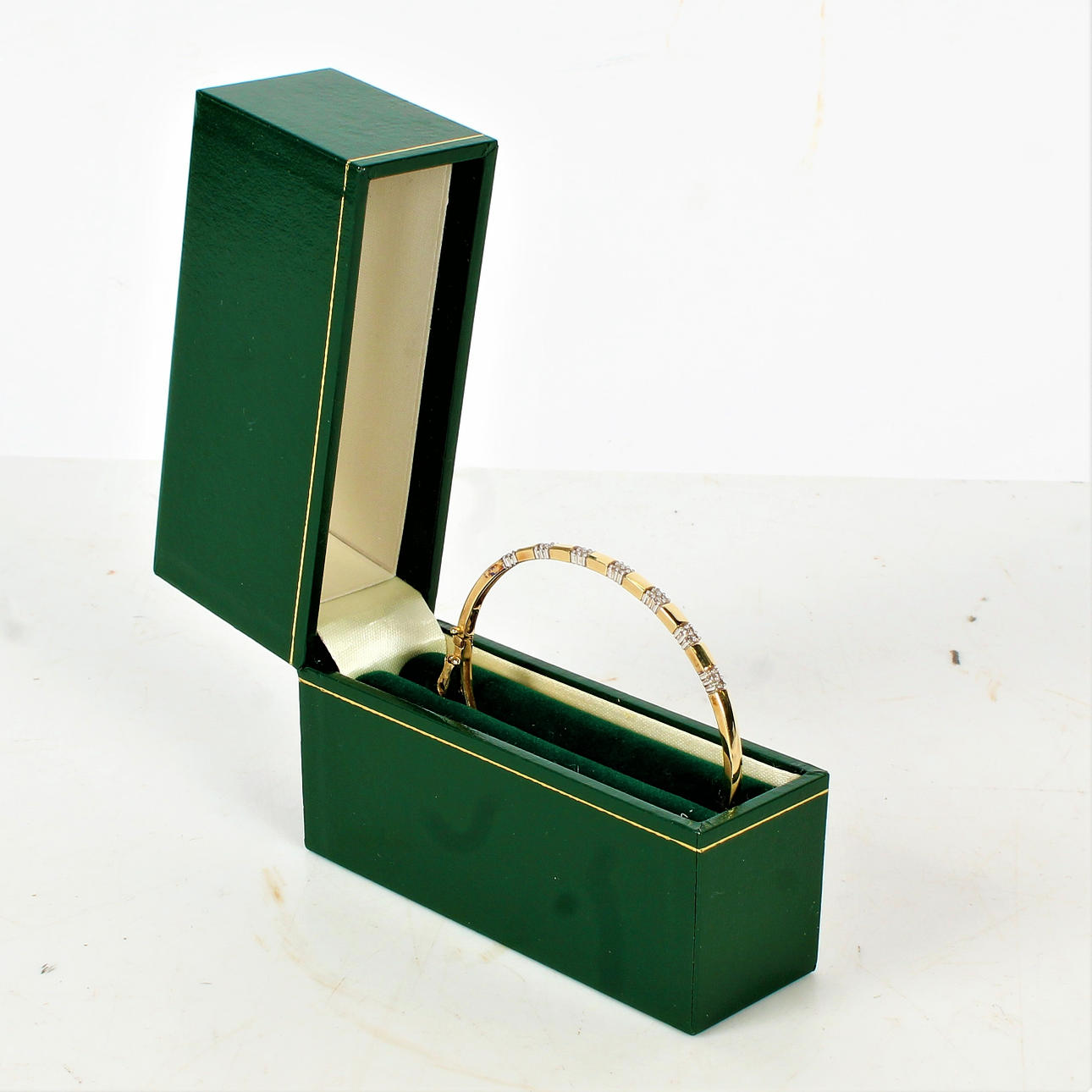 GUL METALL OCH DIAMANT ARMRING.