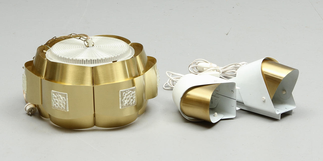 VÄGGLAMPOR 1 par Hans-Agne Jakobsson Markaryd samt TAKLAMPA, glas och metall. 1900-tal.