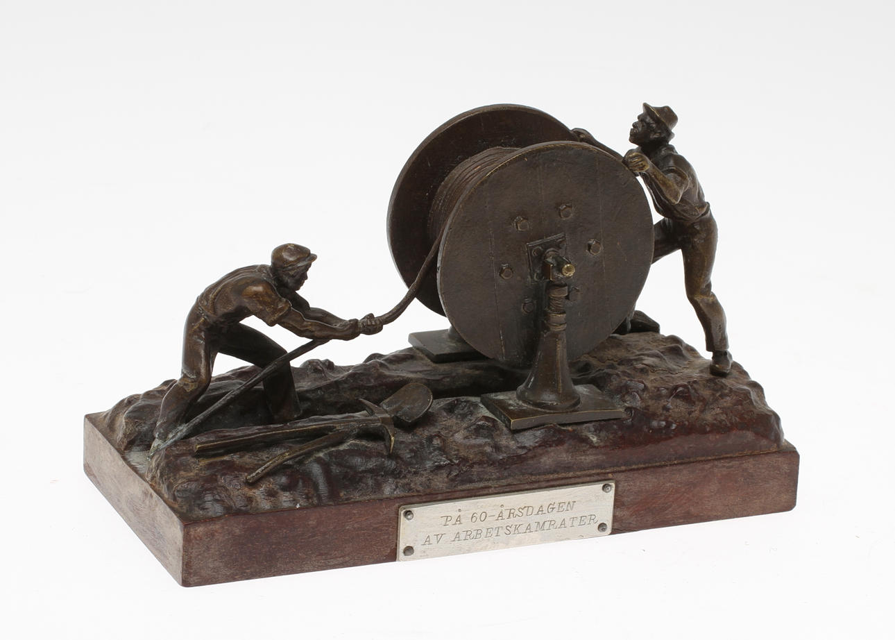 FIGURGRUPP, Kabelläggare, brons, 1900-tal.