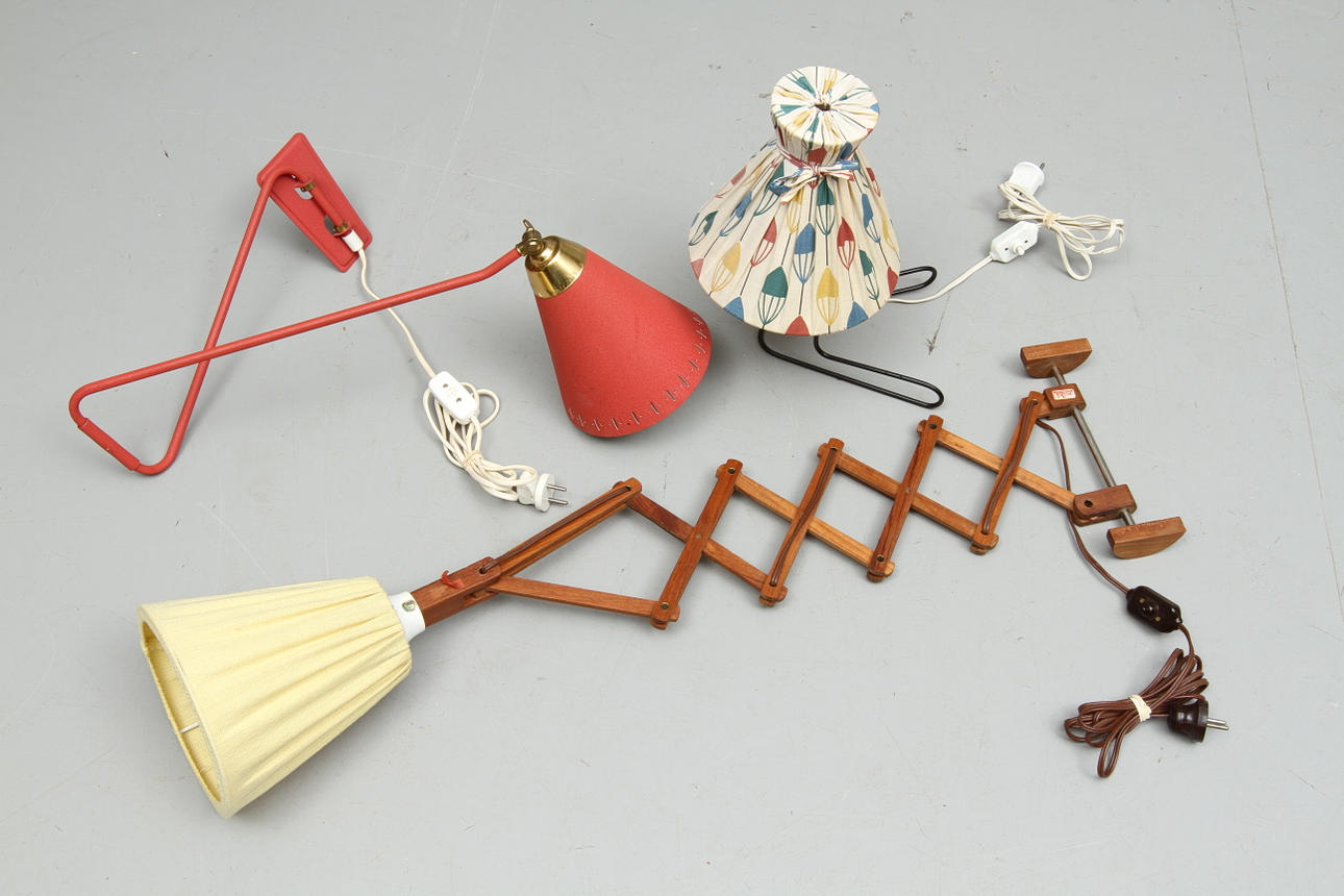 VÄGGLAMPOR 2 st samt BORDSLAMPA, 1900-talets andra hälft.