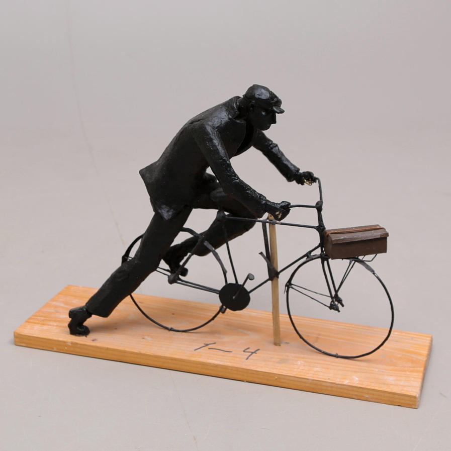 WANJA "NONES" HÅKANSSON. Skulptur, kompositmaterail/metall, "Bruksarbetaren", 2009.