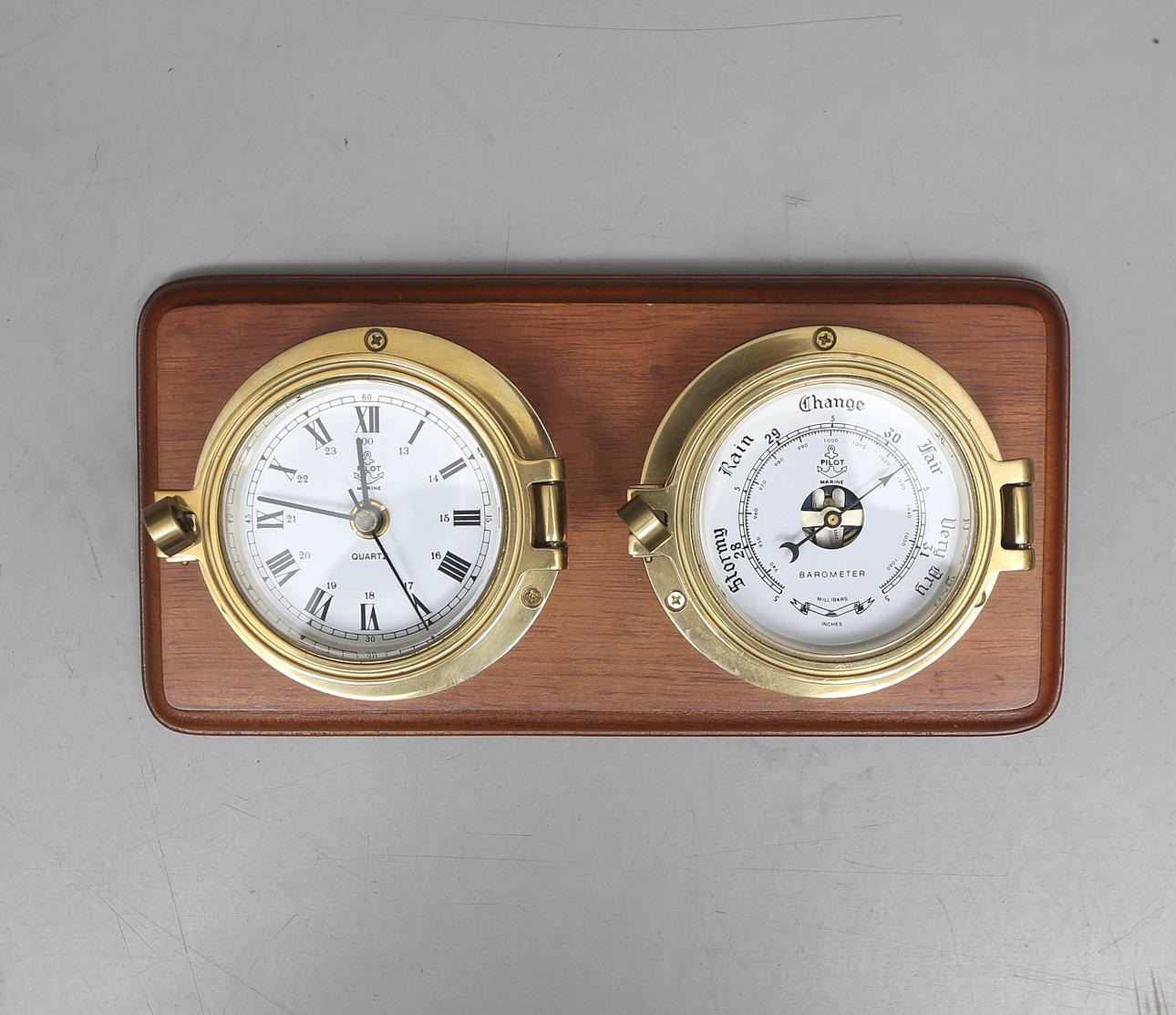 SKEPPSBAROMETER/UR, mässing. Pilot Marine. Monterad på träbas, 19/2000.