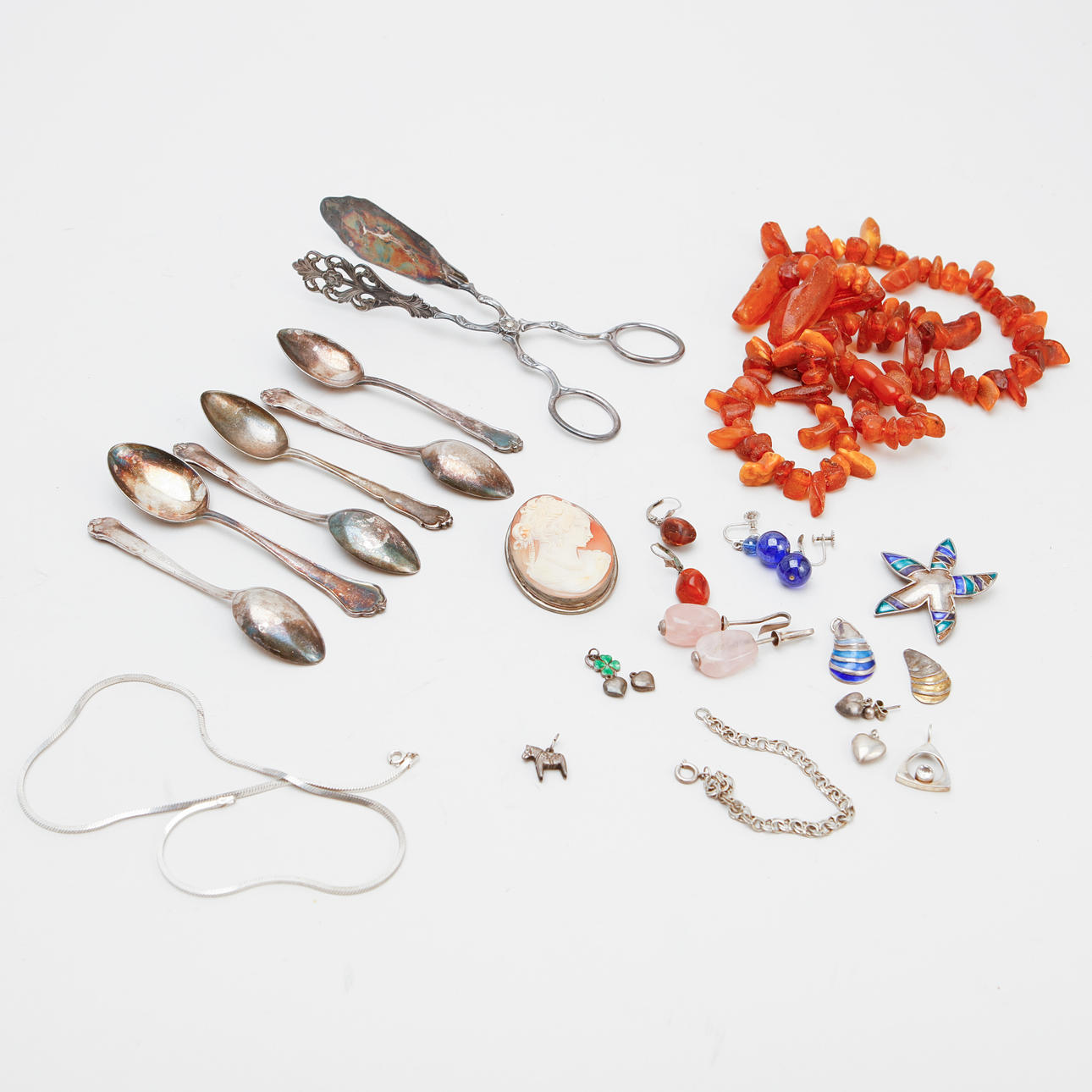 ERINÄISET KORUT ja hopea.